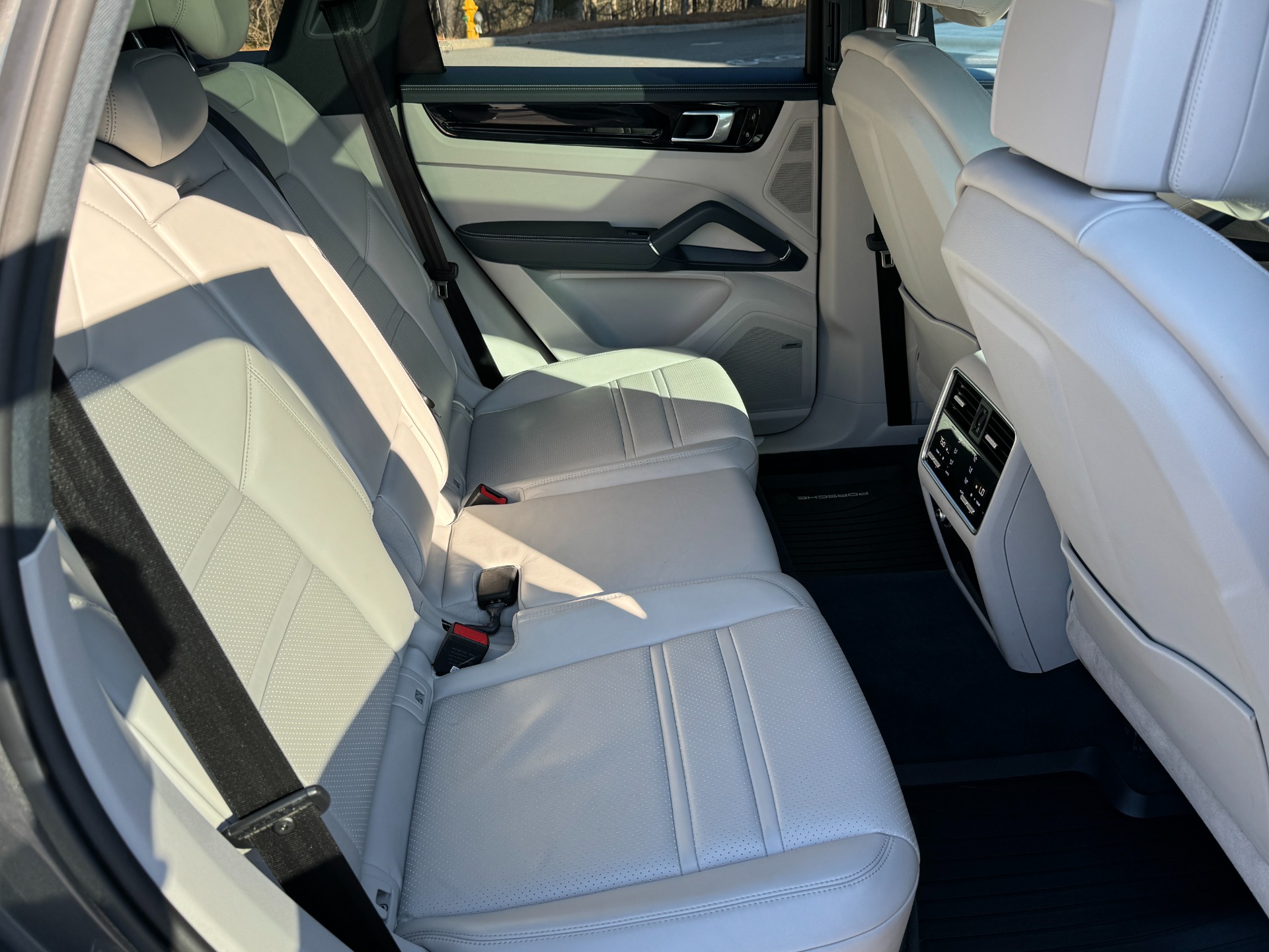Used 2019 Porsche Cayenne PREMIUM / TOW PKG / 2 TONE LEATHER / PANORAMIC ROOF for sale Sold at Formula Imports in Charlotte NC 28227 42