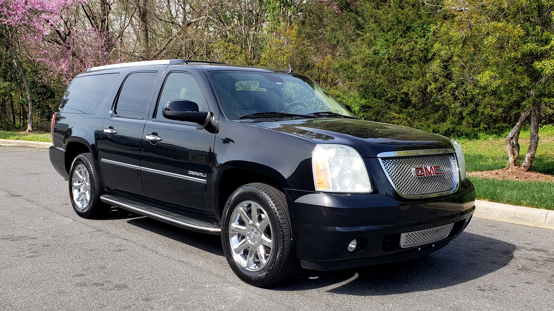 Used 2012 GMC YUKON XL DENALI AWD / NAV / SUN & ENT PKG / SUNROOF / REARVIEW / 3-ROW for sale Sold at Formula Imports in Charlotte NC 28227 4