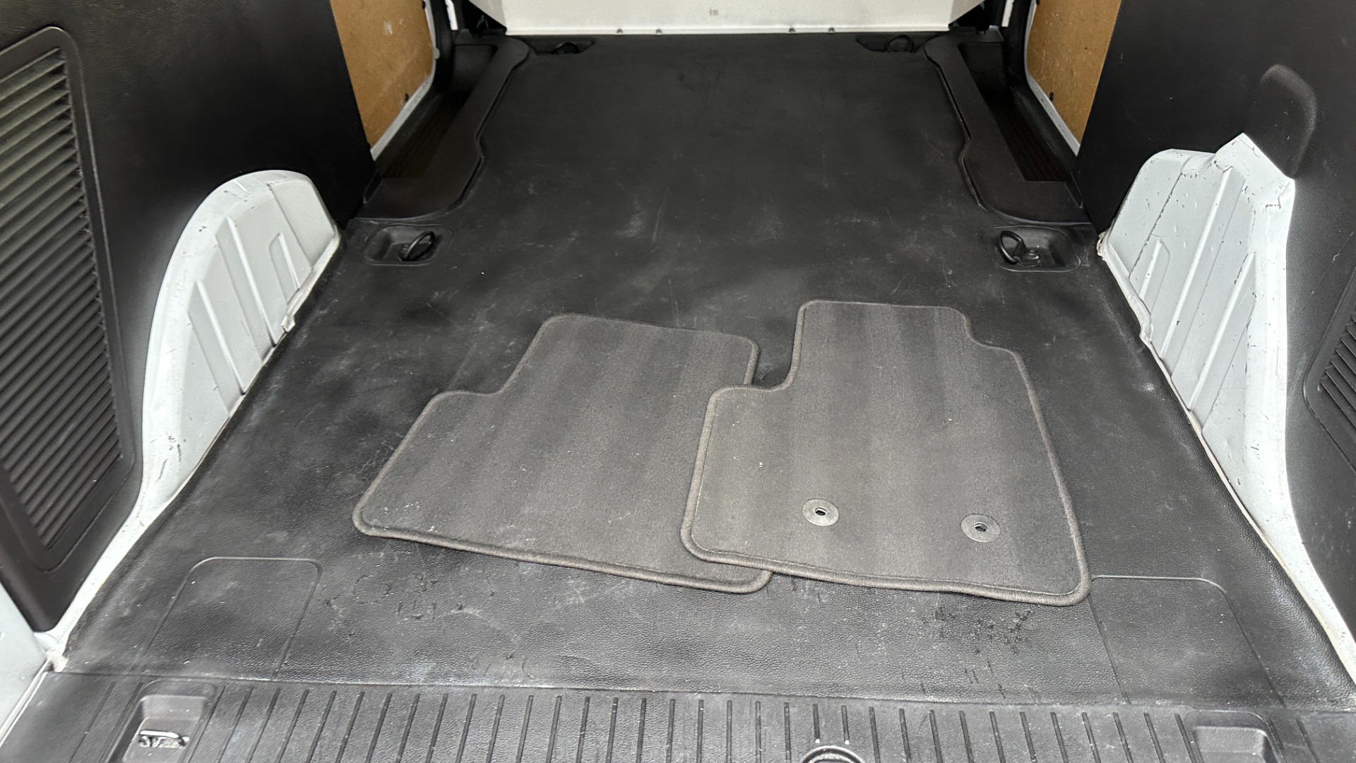 Used 2016 Ford Transit Connect XL / CRUISE CONTROL / FIXED REAR GLASS / CLOTH / REAR CAMERA for sale Sold at Formula Imports in Charlotte NC 28227 33