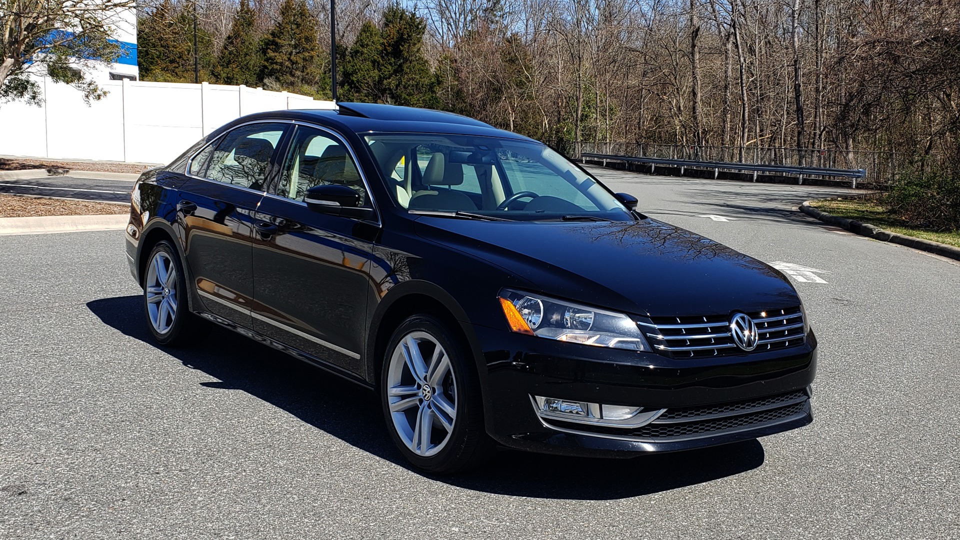 Used 2014 Volkswagen PASSAT SEL PREMIUM / NAV / SUNROOF / REARVIEW / 6-SPD AUTO for sale Sold at Formula Imports in Charlotte NC 28227 4