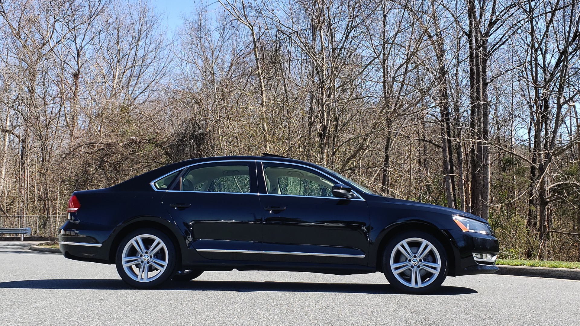 Used 2014 Volkswagen PASSAT SEL PREMIUM / NAV / SUNROOF / REARVIEW / 6-SPD AUTO for sale Sold at Formula Imports in Charlotte NC 28227 5