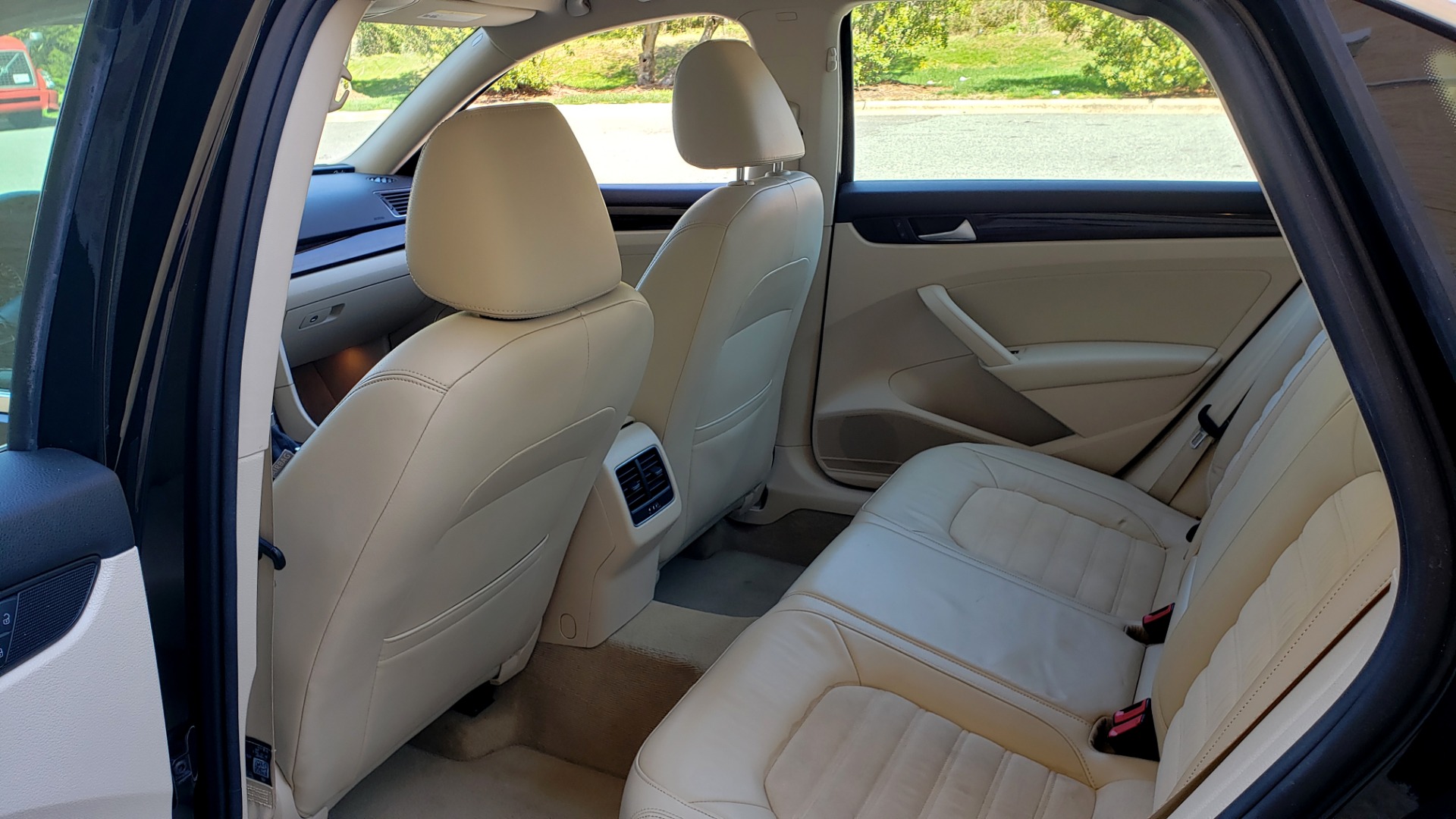 Used 2014 Volkswagen PASSAT SEL PREMIUM / NAV / SUNROOF / REARVIEW / 6-SPD AUTO for sale Sold at Formula Imports in Charlotte NC 28227 59