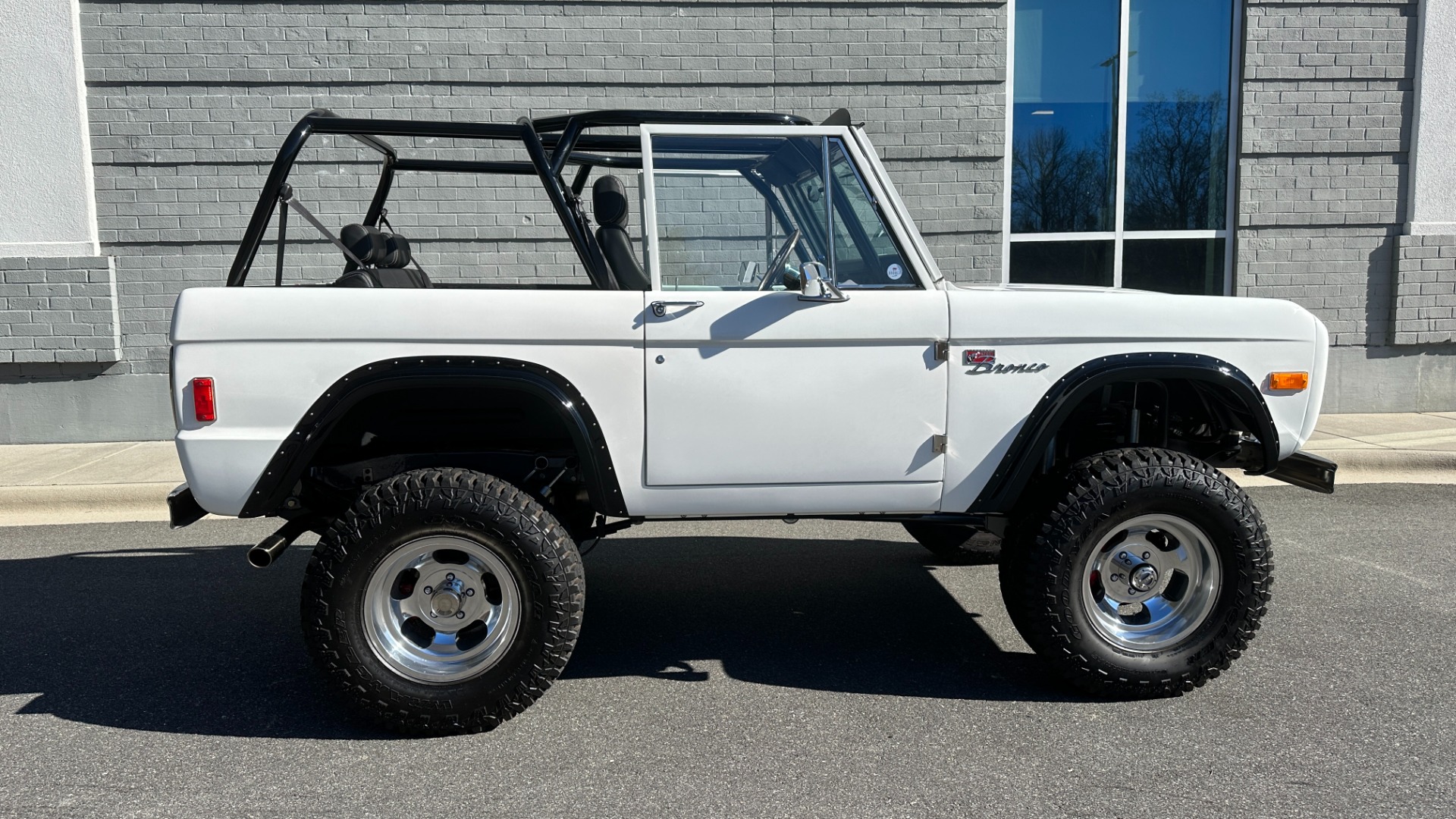 Used 1977 Ford Bronco GATEWAY EDITION / 5.0L COYOTE V8 / FRAME OFF RESTORATION / LEATHER / A/C for sale $225,000 at Formula Imports in Charlotte NC 28227 3
