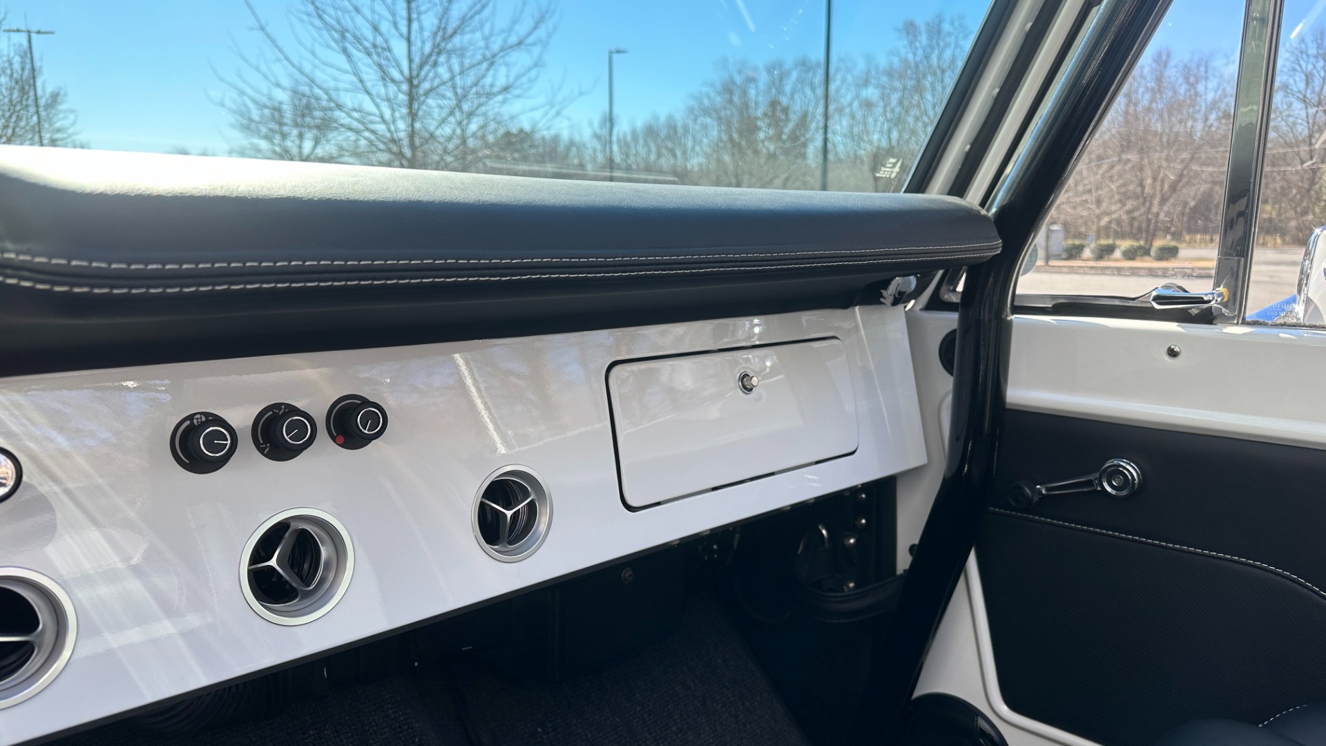 Used 1977 Ford Bronco GATEWAY EDITION / 5.0L COYOTE V8 / FRAME OFF RESTORATION / LEATHER / A/C for sale Sold at Formula Imports in Charlotte NC 28227 40