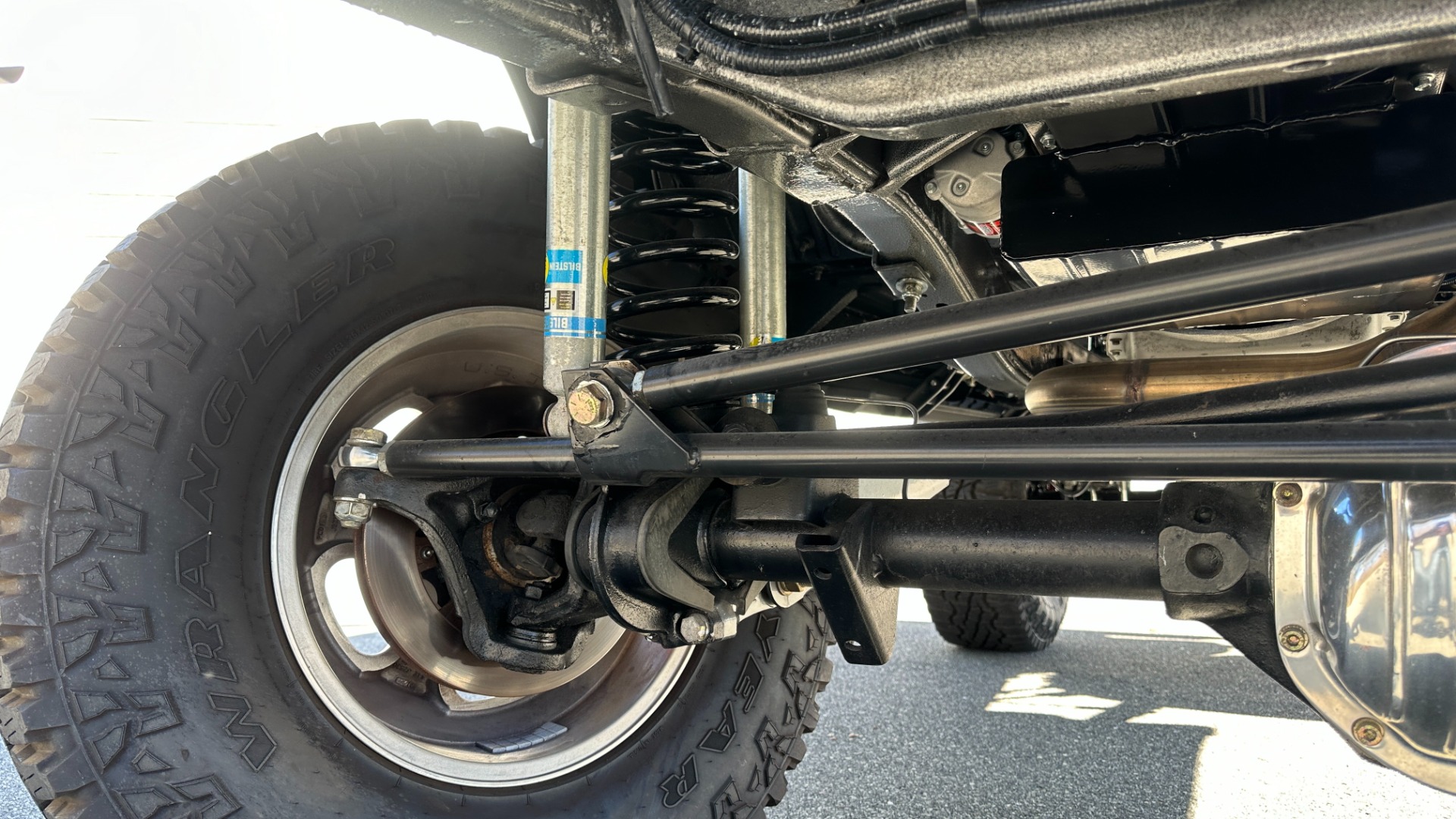 Used 1977 Ford Bronco GATEWAY EDITION / 5.0L COYOTE V8 / FRAME OFF RESTORATION / LEATHER / A/C for sale Sold at Formula Imports in Charlotte NC 28227 74