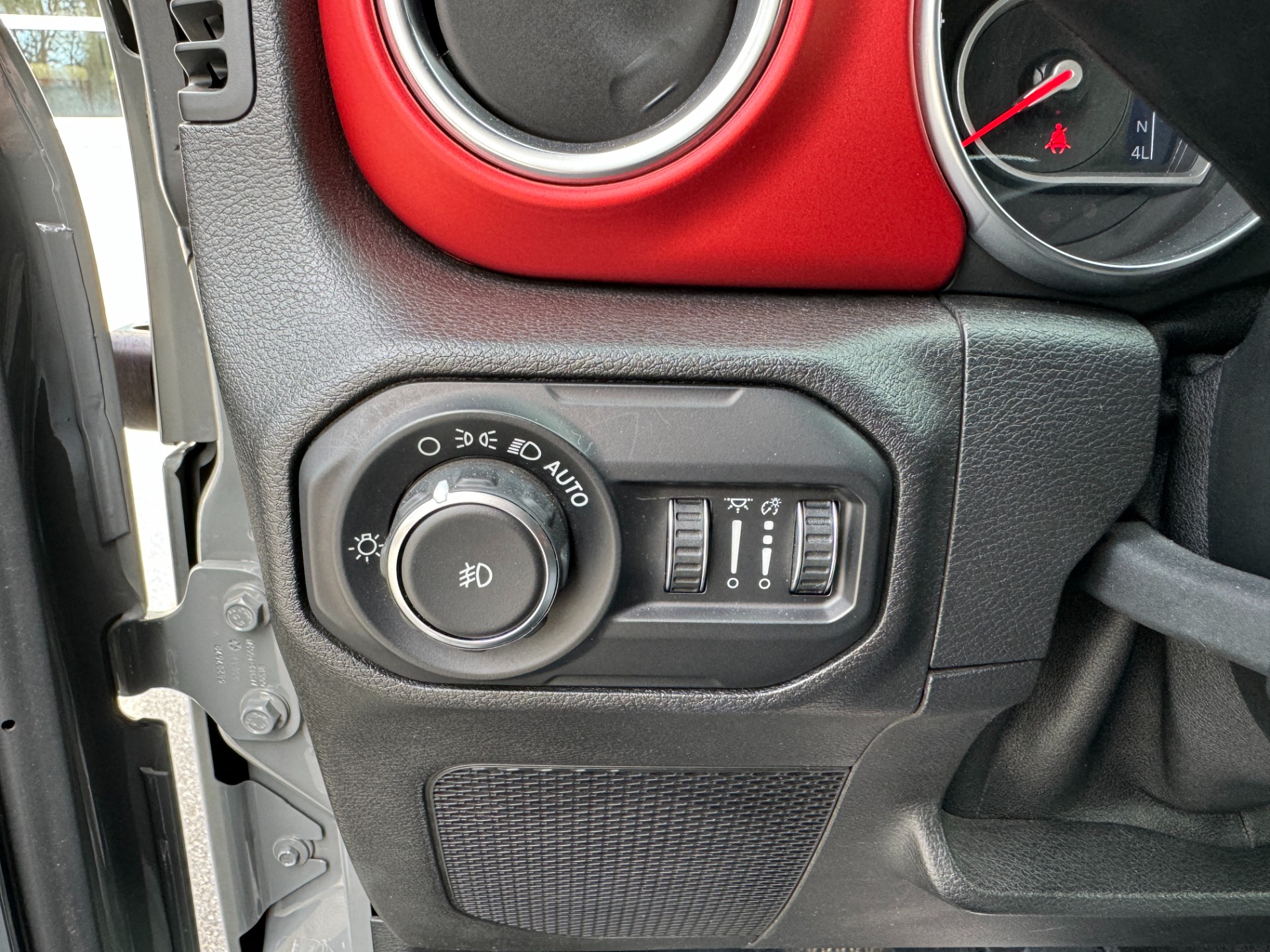 Used 2018 Jeep Wrangler Unlimited Rubicon EXTENDED LEATHER PKG / TOW PKG / LIGHTING PKG / OFFROAD WHEELS & TIRES for sale Sold at Formula Imports in Charlotte NC 28227 32