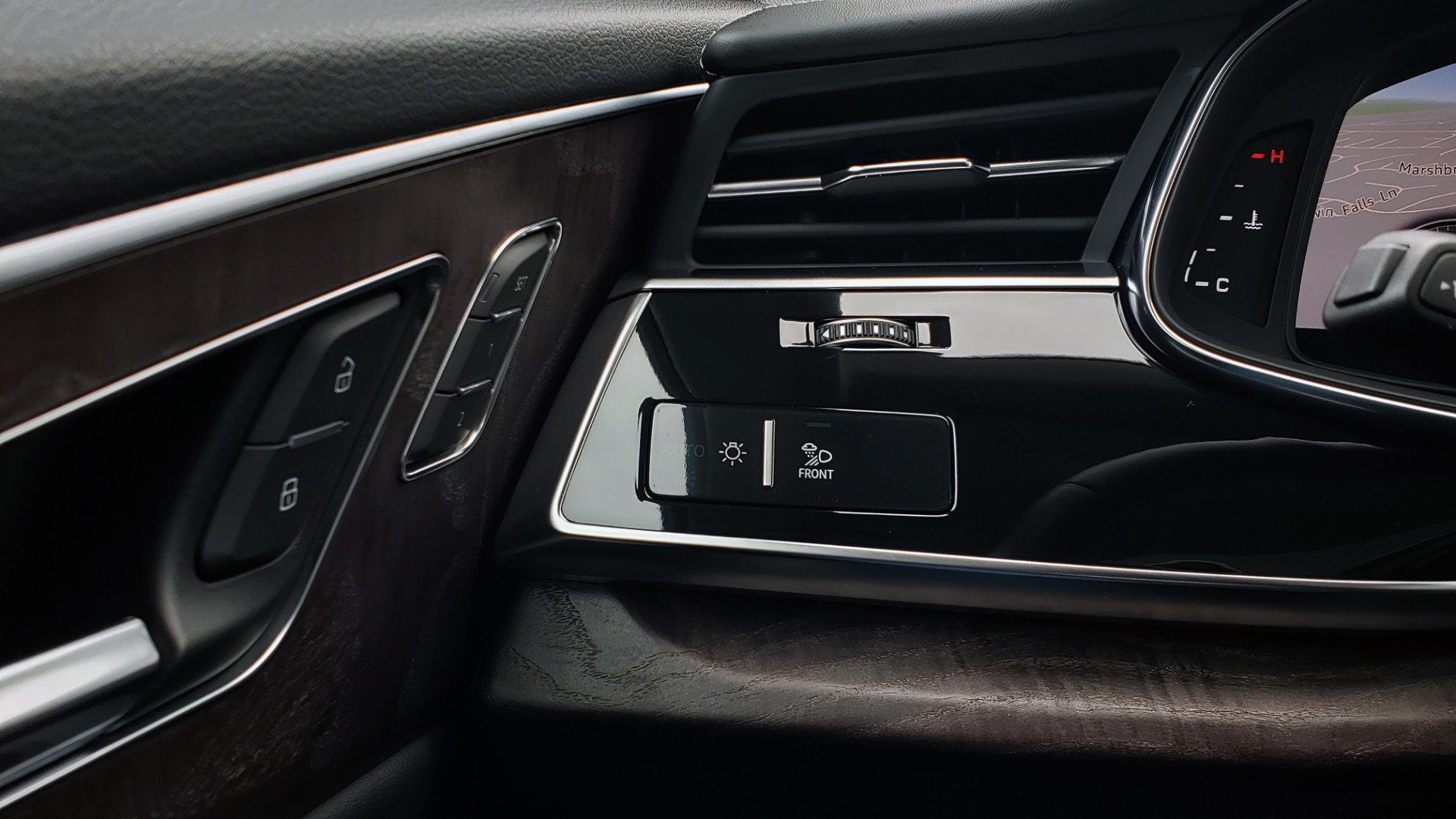 Used 2019 Audi Q8 PRESTIGE 3.0 / NAV / SUNROOF / BO SND / COLD WTHR / REARVIEW for sale Sold at Formula Imports in Charlotte NC 28227 40