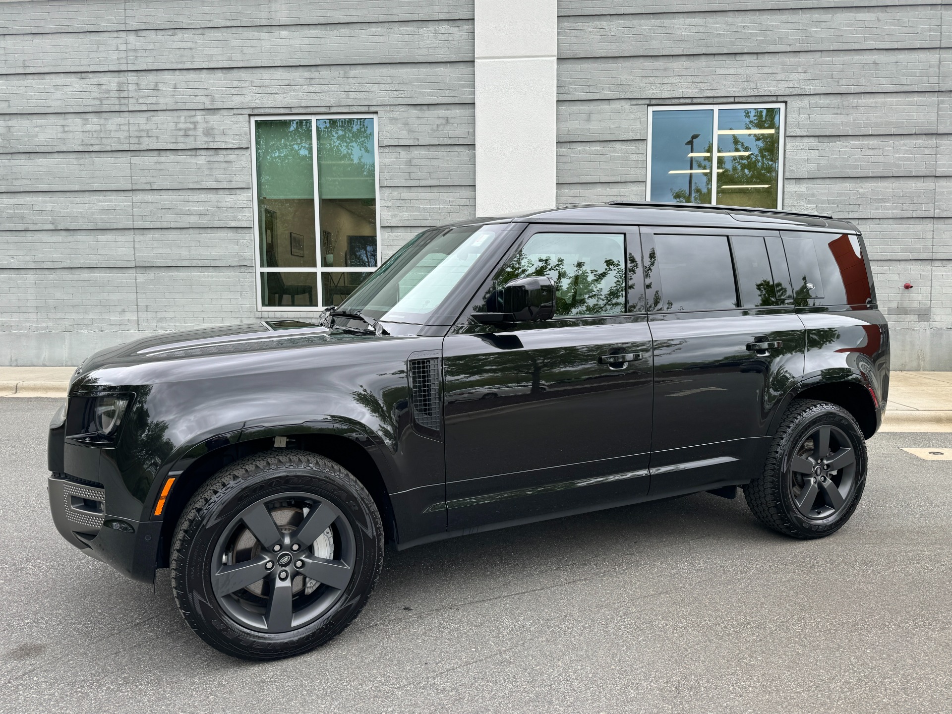 Used 2022 Land Rover Defender X-Dynamic SE 20 WHEELS / OFF-ROAD TIRES / COLD CLIMATE PKG for sale Sold at Formula Imports in Charlotte NC 28227 5