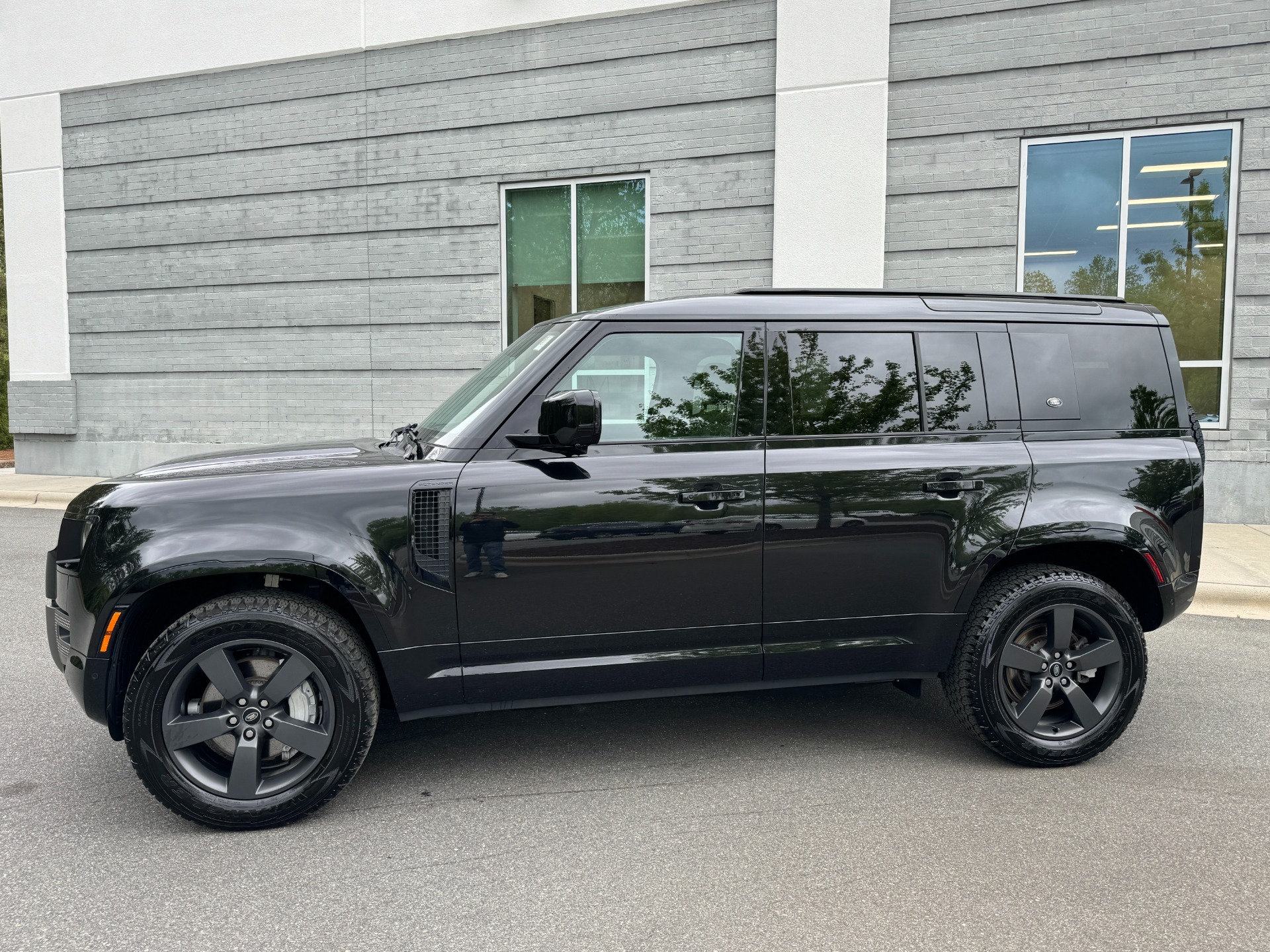 Used 2022 Land Rover Defender X-Dynamic SE 20 WHEELS / OFF-ROAD TIRES / COLD CLIMATE PKG for sale Sold at Formula Imports in Charlotte NC 28227 6
