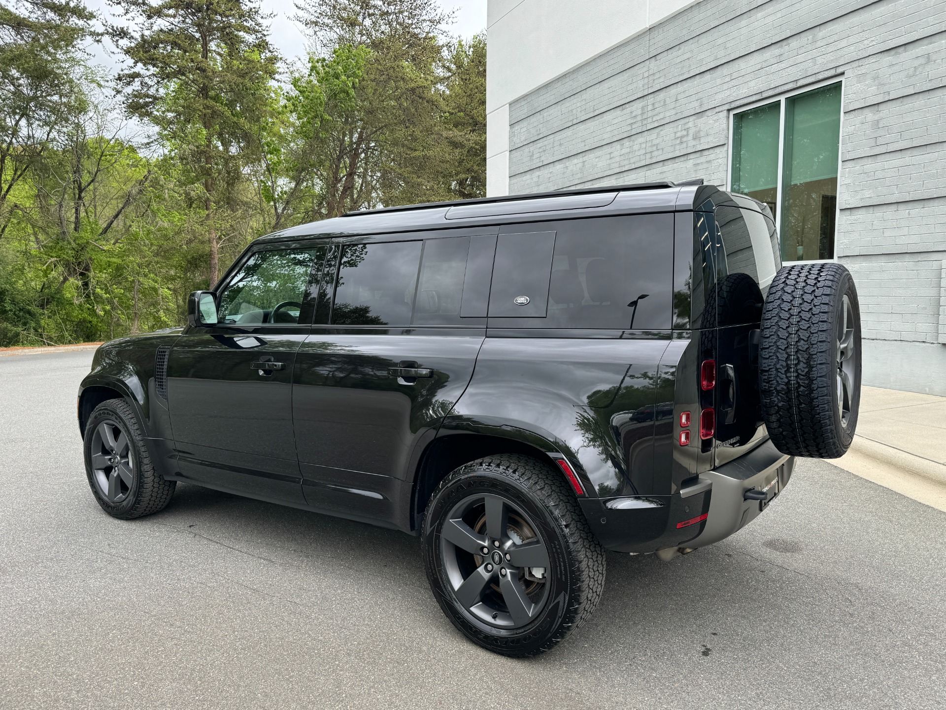 Used 2022 Land Rover Defender X-Dynamic SE 20 WHEELS / OFF-ROAD TIRES / COLD CLIMATE PKG for sale Sold at Formula Imports in Charlotte NC 28227 9