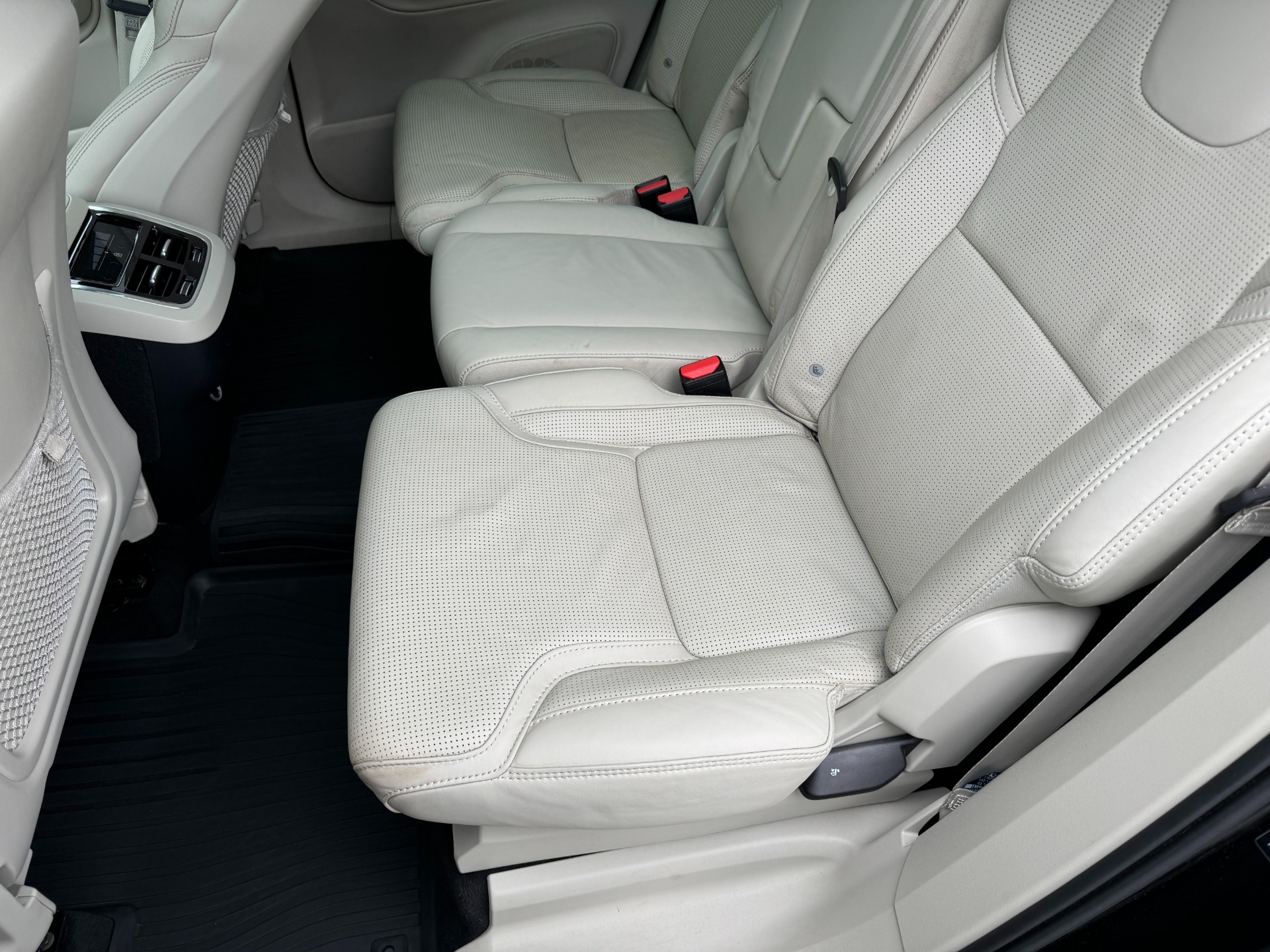 Used 2018 Volvo XC90 Inscription for sale Sold at Formula Imports in Charlotte NC 28227 39