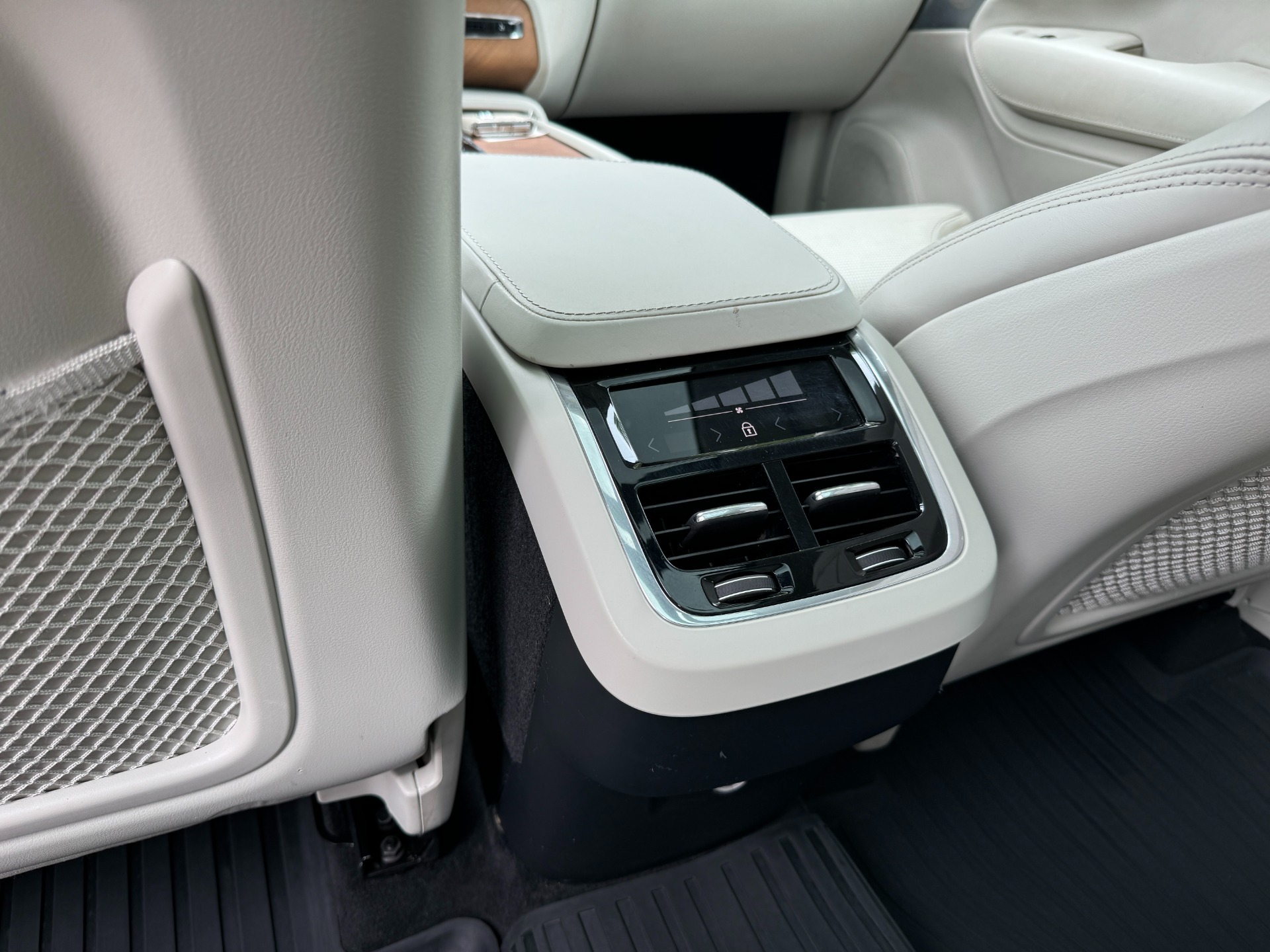 Used 2018 Volvo XC90 Inscription for sale Sold at Formula Imports in Charlotte NC 28227 40