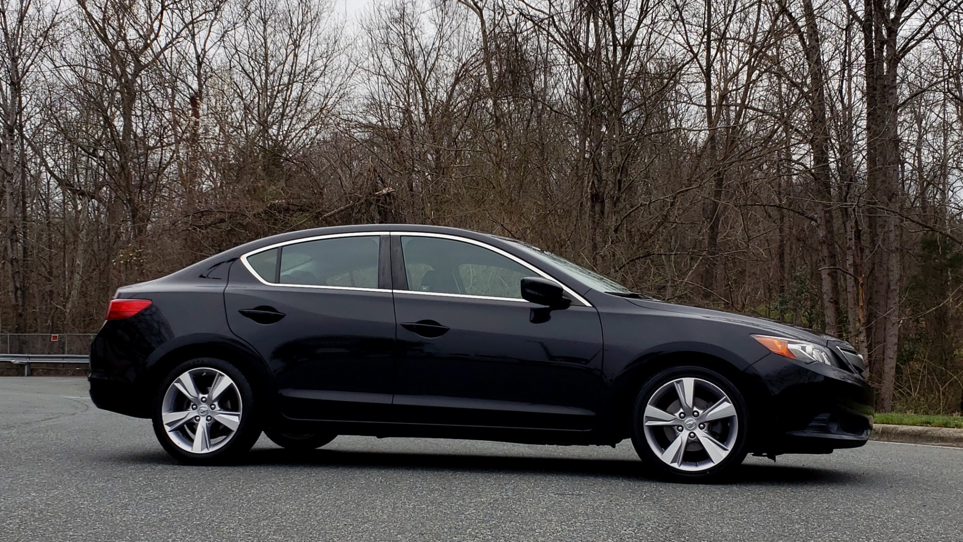 Used 2013 Acura ILX TECH PKG / SUNROOF / NAV / DUAL-ZONE A/C / REARVIEW for sale Sold at Formula Imports in Charlotte NC 28227 5