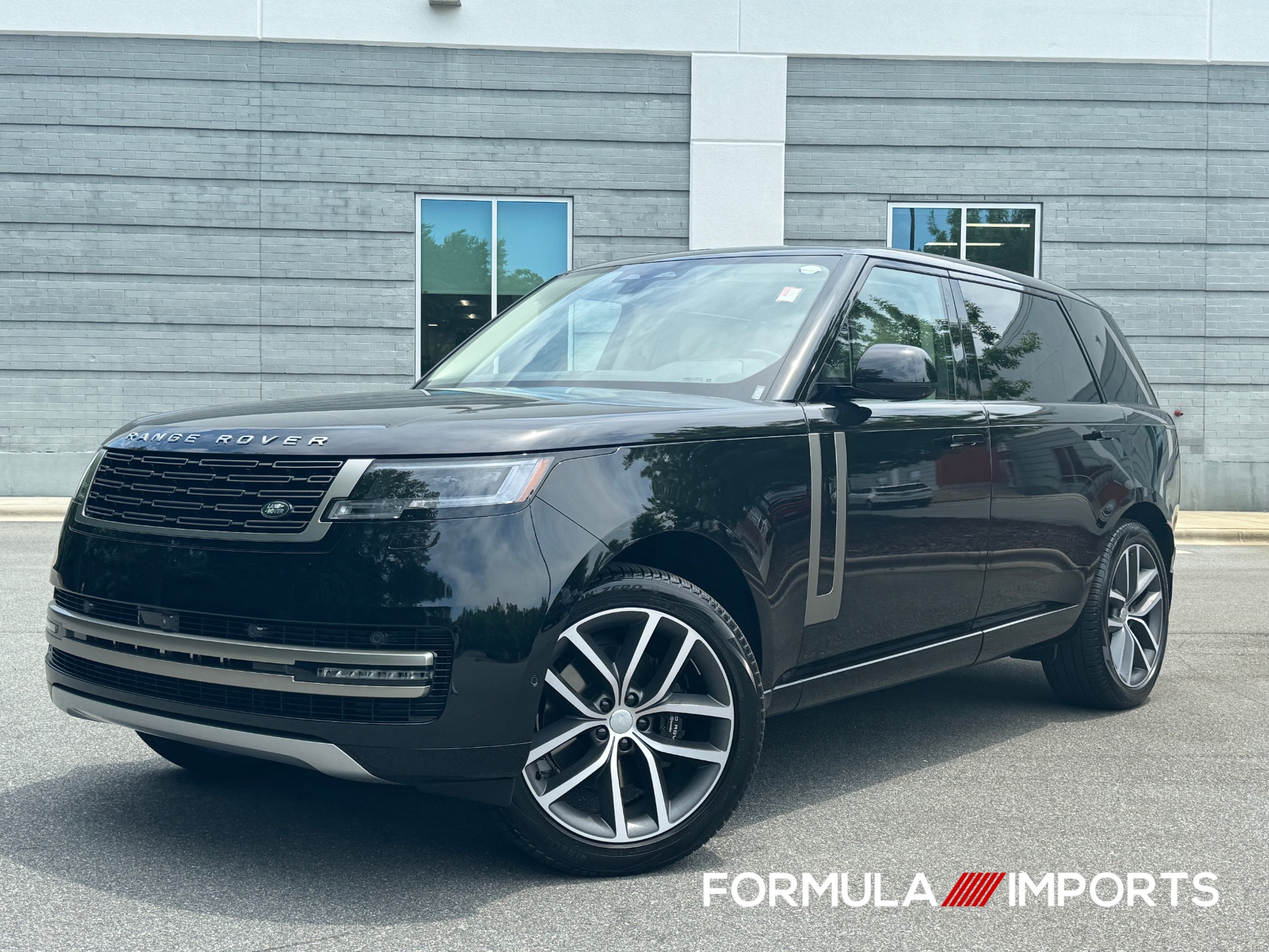 Used 2024 Land Rover Range Rover SE P400 LWB 7 SEAT TOWING PACK / 22 WHEELS / PROTECTION & STORAGE PACK for sale Sold at Formula Imports in Charlotte NC 28227 1