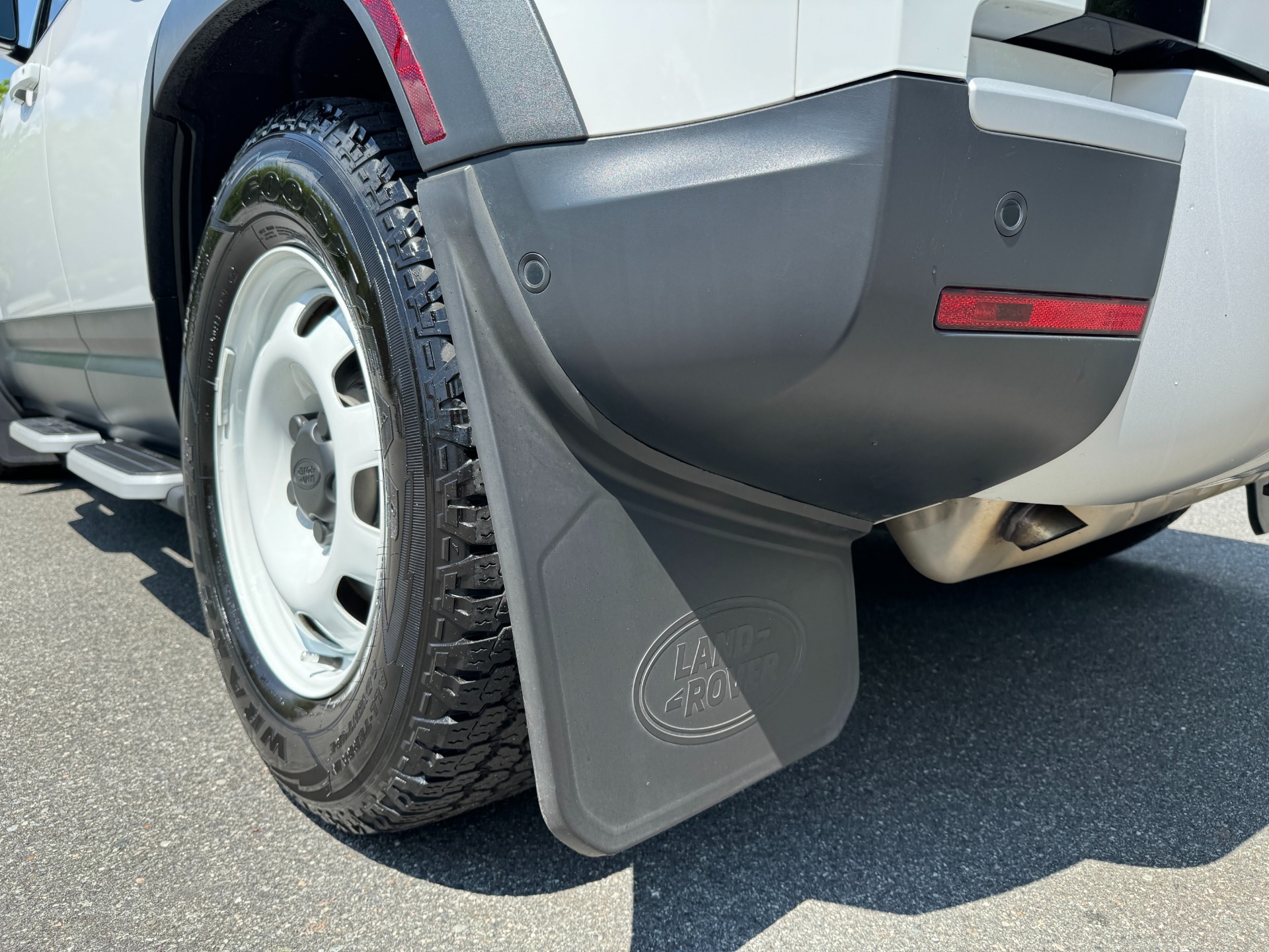 Used 2023 Land Rover Defender 110 S COLD CLIMATE PKG / OFFROAD PKG / AIR SUSP / BLACK EXT PKG for sale Sold at Formula Imports in Charlotte NC 28227 22