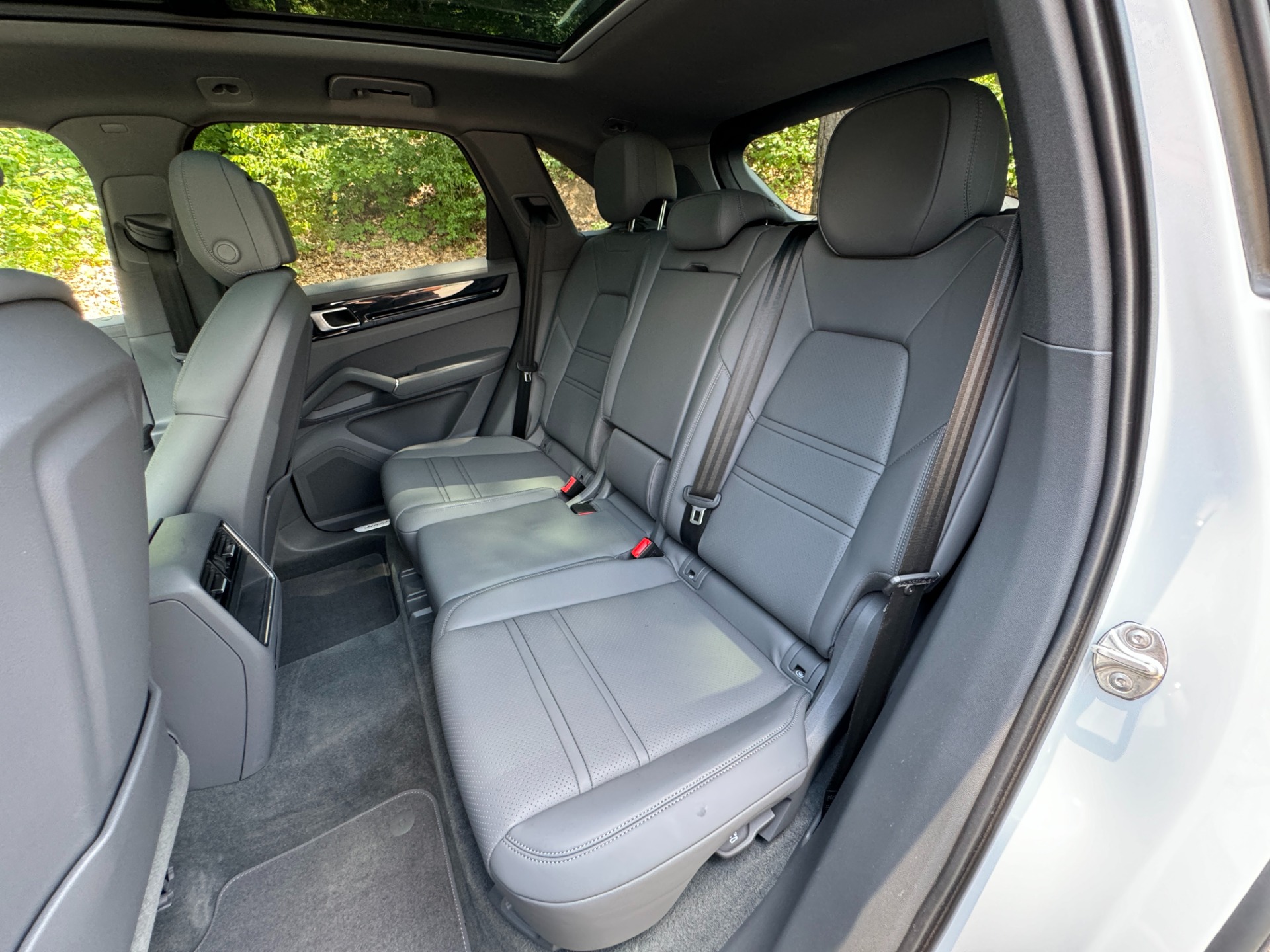 Used 2023 Porsche Cayenne PANORAMIC SUNROOF / 19IN SPORT WHEELS for sale Sold at Formula Imports in Charlotte NC 28227 34