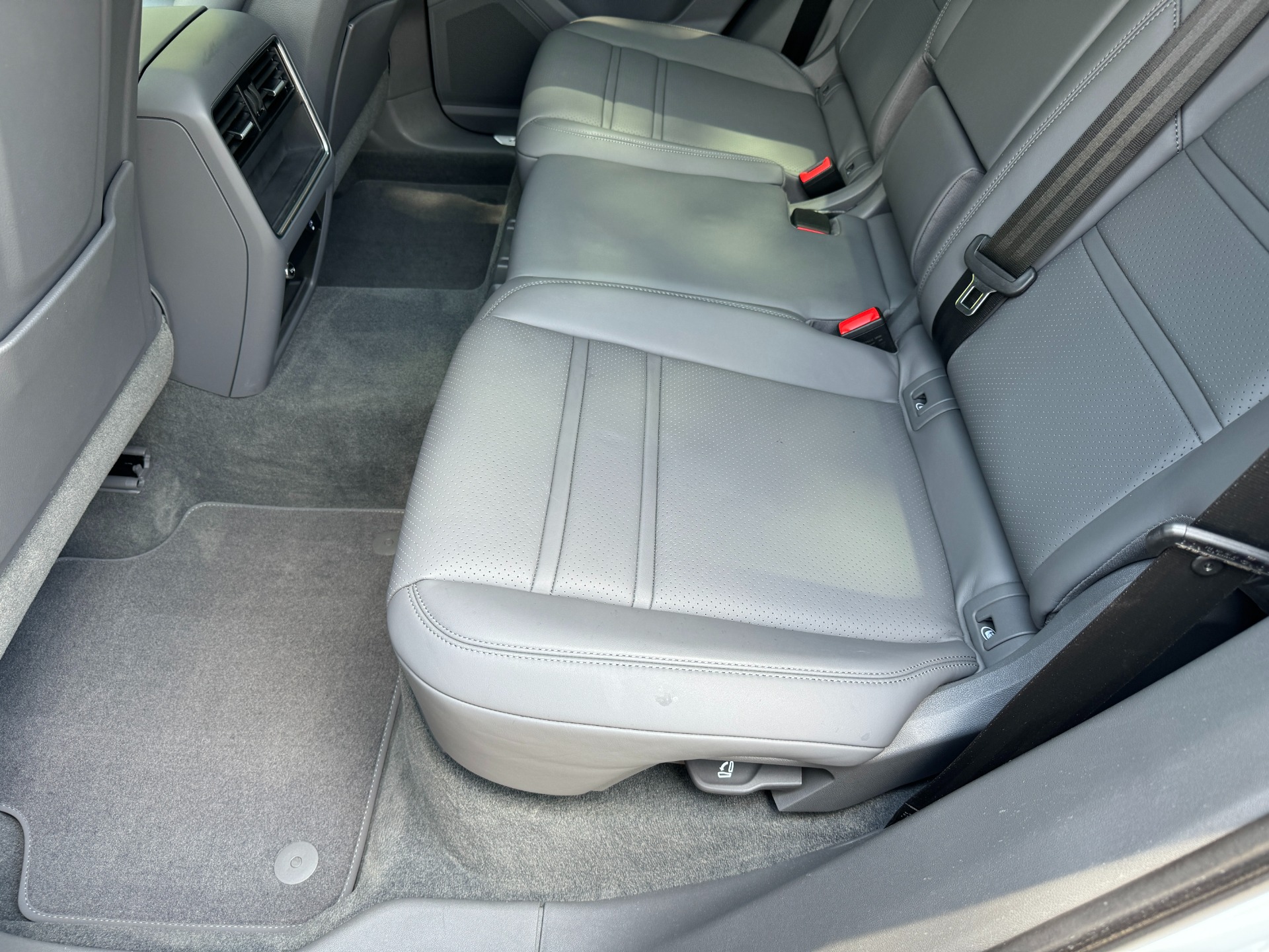 Used 2023 Porsche Cayenne PANORAMIC SUNROOF / 19IN SPORT WHEELS for sale Sold at Formula Imports in Charlotte NC 28227 36