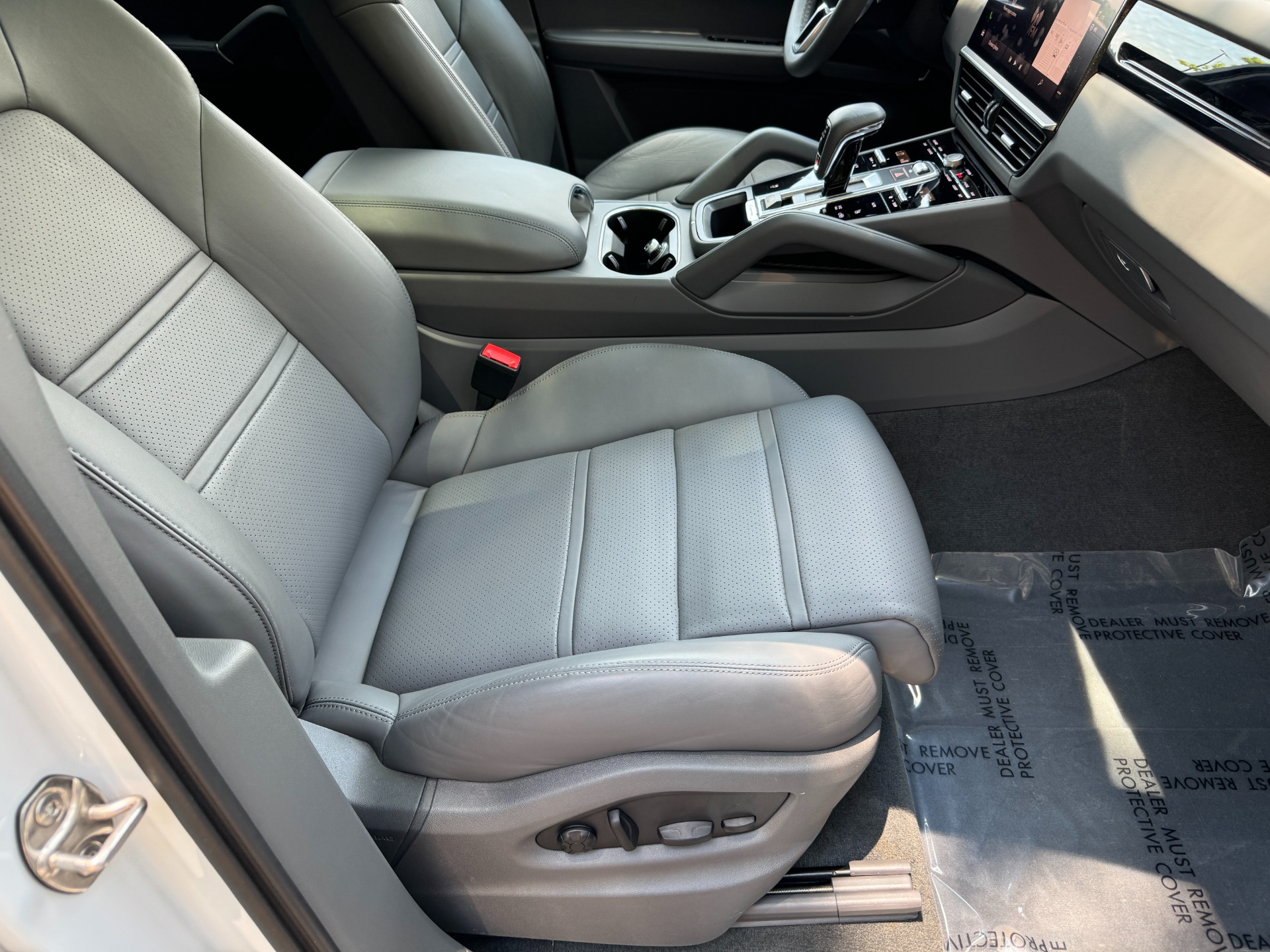 Used 2023 Porsche Cayenne PANORAMIC SUNROOF / 19IN SPORT WHEELS for sale Sold at Formula Imports in Charlotte NC 28227 42