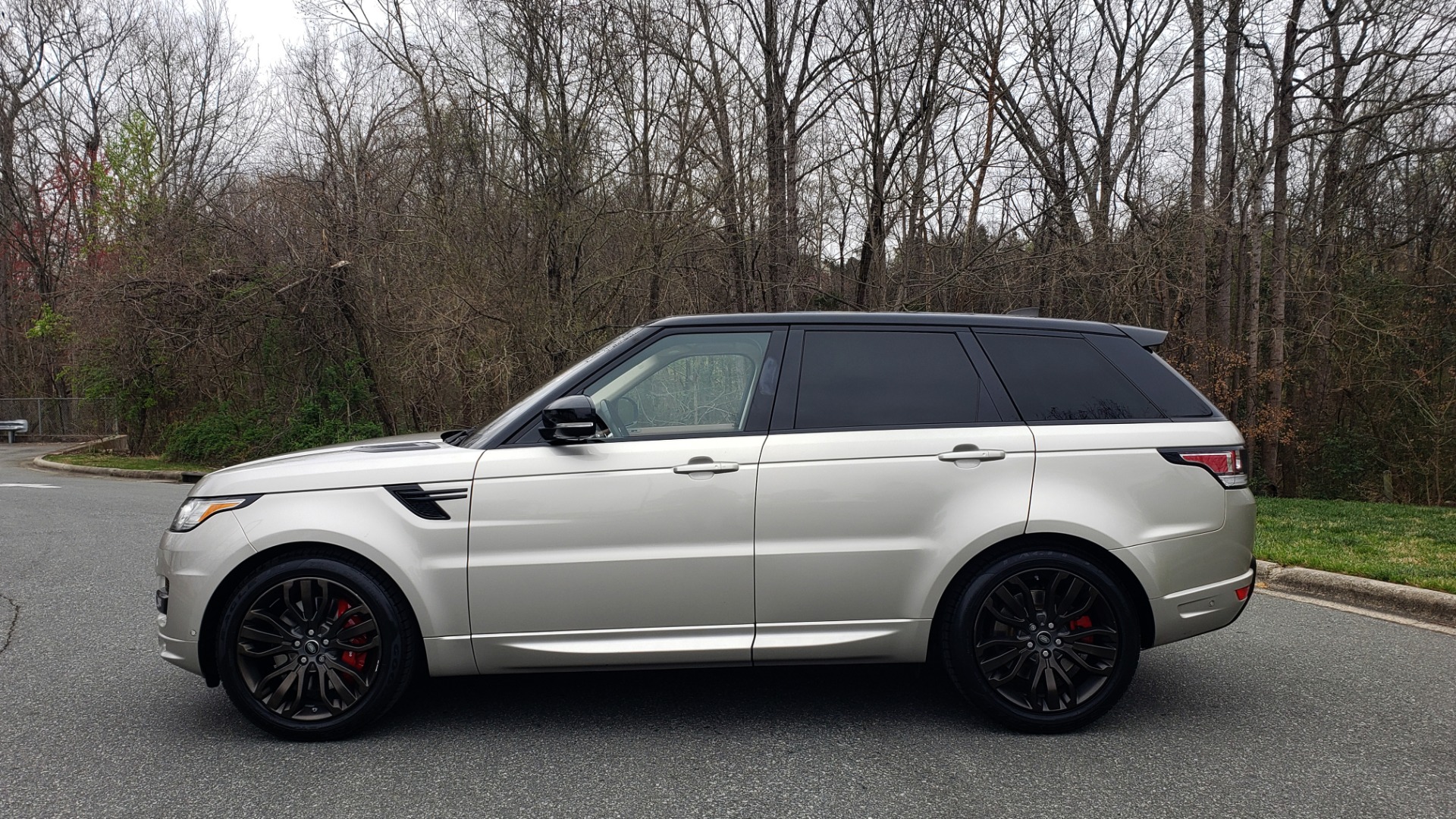 Used 2017 Land Rover RANGE ROVER SPORT HSE DYNAMIC / SC V6 / NAV / PANO-ROOF / REARVIEW for sale Sold at Formula Imports in Charlotte NC 28227 3