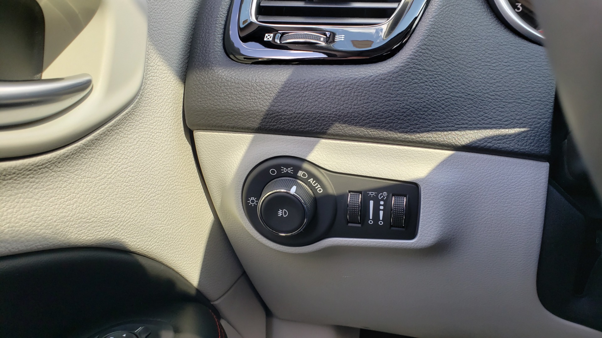 Used 2019 Jeep COMPASS LIMITED FWD / SUNROOF / BLIND SPOT / PARK SENSE for sale Sold at Formula Imports in Charlotte NC 28227 42