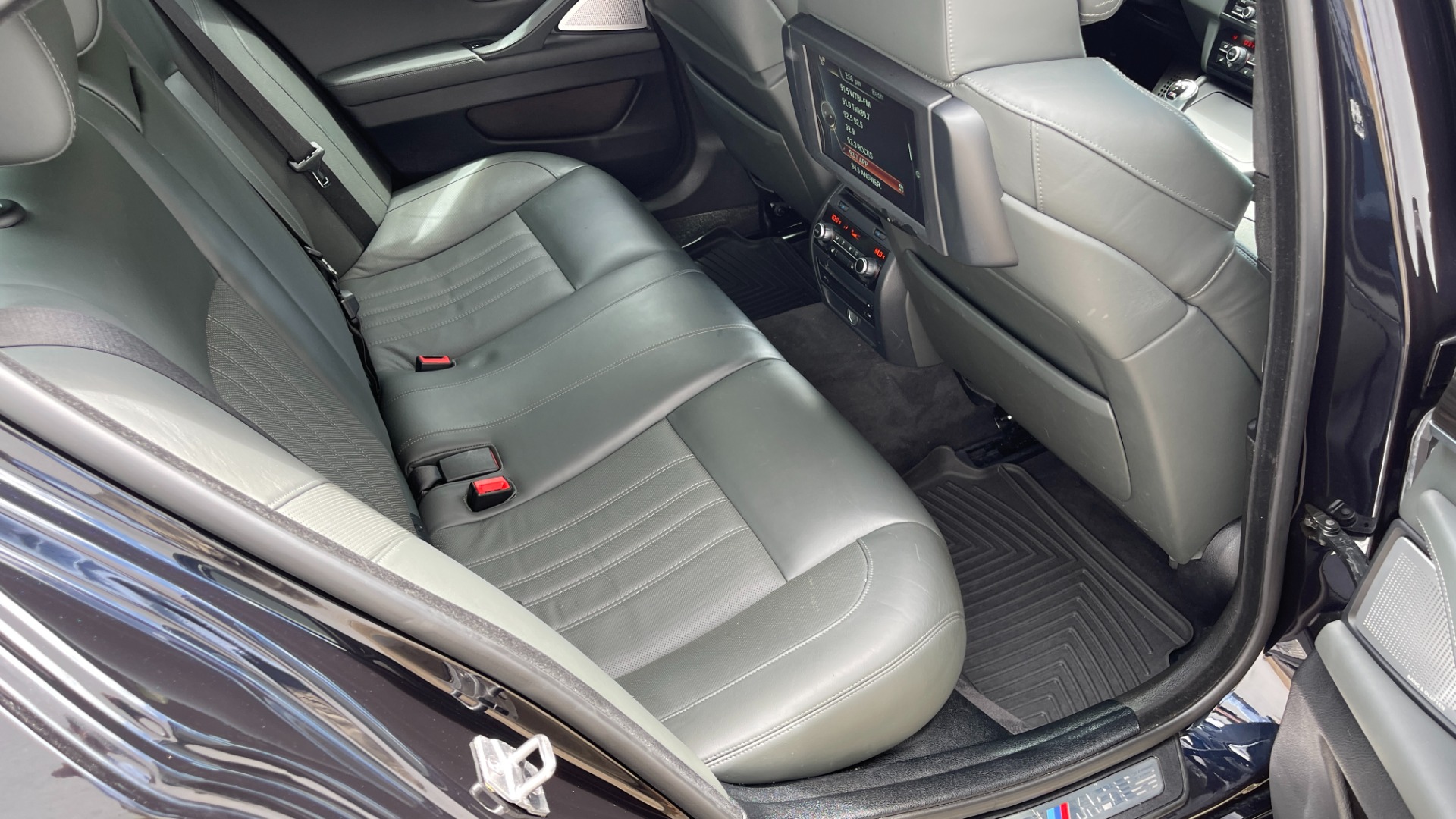 Used 2013 BMW M5 EXECUTIVE PKG / DRVR ASST / NAV / SUNROOF / REARVIEW for sale Sold at Formula Imports in Charlotte NC 28227 103