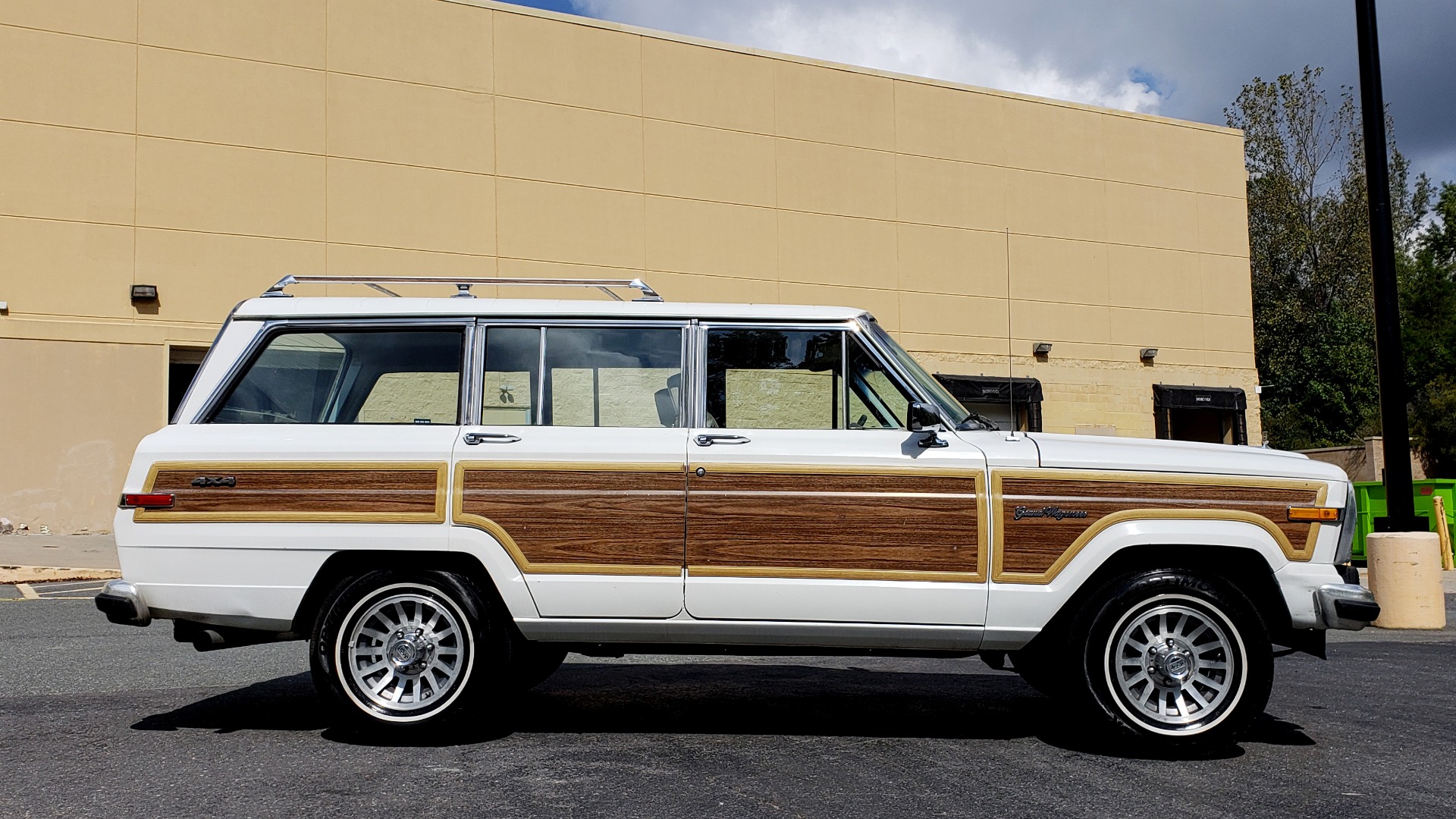 Used 1989 Jeep GRAND WAGONEER 4X4 / SUNROOF / CRUISE / ROOF RACK for sale Sold at Formula Imports in Charlotte NC 28227 3