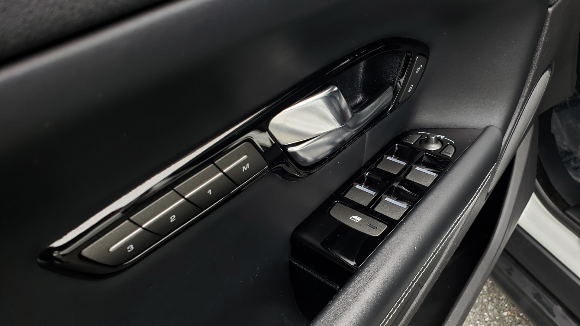 Used 2016 Land Rover RANGE ROVER EVOQUE HSE DYNAMIC / AWD / NAV / PANO-ROOF / REARVIEW / 22-IN WHEELS for sale Sold at Formula Imports in Charlotte NC 28227 37