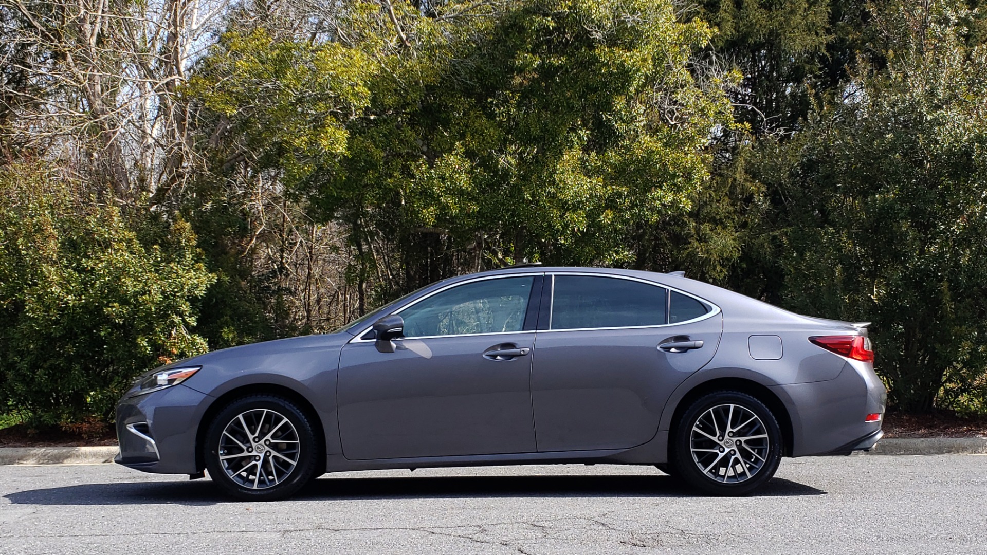 Used 2016 Lexus ES 350 4-DR PREMIUM / SUNROOF / BSM / REARVIEW / VENT STS for sale Sold at Formula Imports in Charlotte NC 28227 2