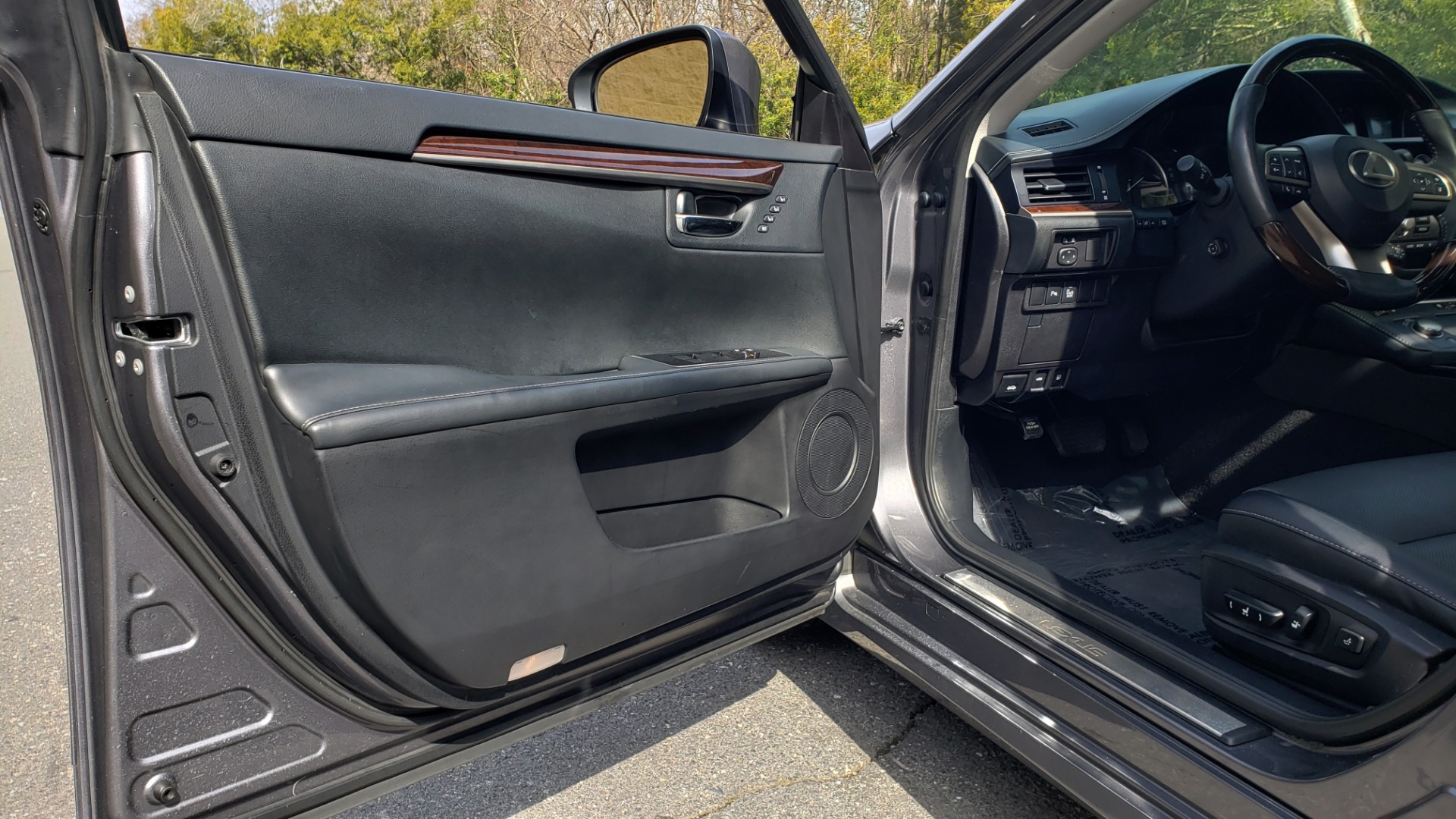 Used 2016 Lexus ES 350 4-DR PREMIUM / SUNROOF / BSM / REARVIEW / VENT STS for sale Sold at Formula Imports in Charlotte NC 28227 29