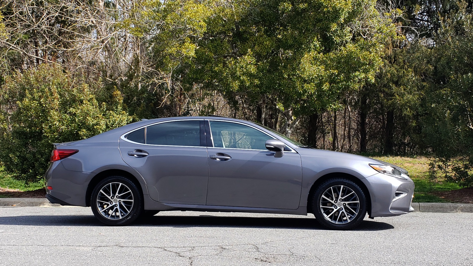 Used 2016 Lexus ES 350 4-DR PREMIUM / SUNROOF / BSM / REARVIEW / VENT STS for sale Sold at Formula Imports in Charlotte NC 28227 5