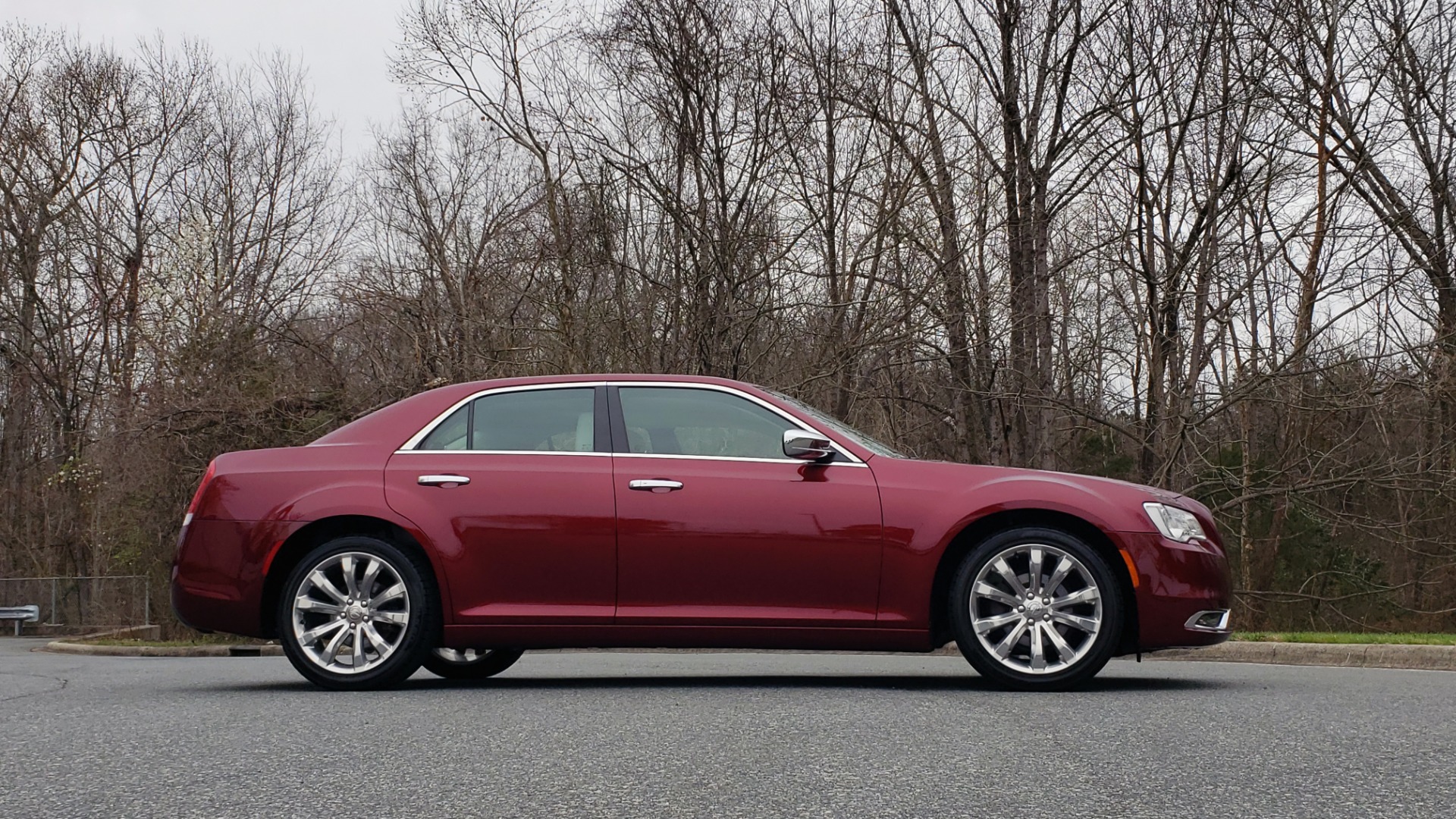 Used 2019 Chrysler 300 LIMITED / 3.6L V6 / 8-SPD AUTO / LEATHER / REARVIEW for sale Sold at Formula Imports in Charlotte NC 28227 11