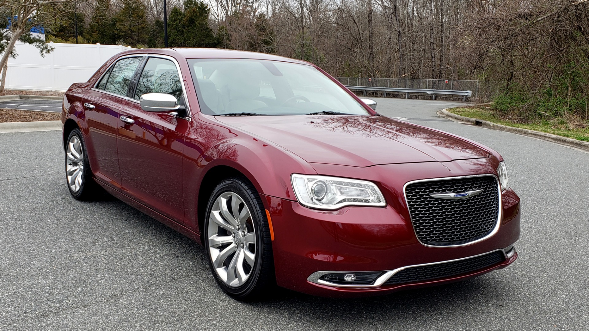 Used 2019 Chrysler 300 LIMITED / 3.6L V6 / 8-SPD AUTO / LEATHER / REARVIEW for sale Sold at Formula Imports in Charlotte NC 28227 12