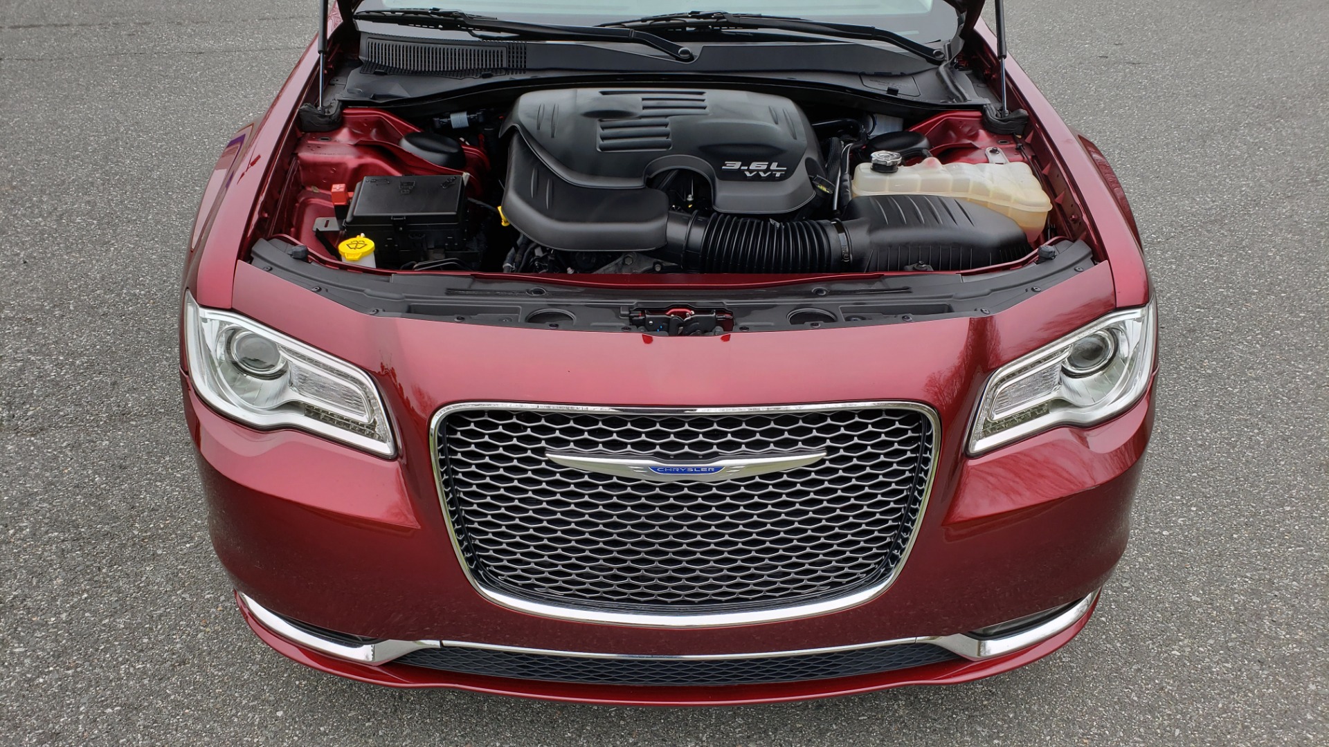 Used 2019 Chrysler 300 LIMITED / 3.6L V6 / 8-SPD AUTO / LEATHER / REARVIEW for sale Sold at Formula Imports in Charlotte NC 28227 16