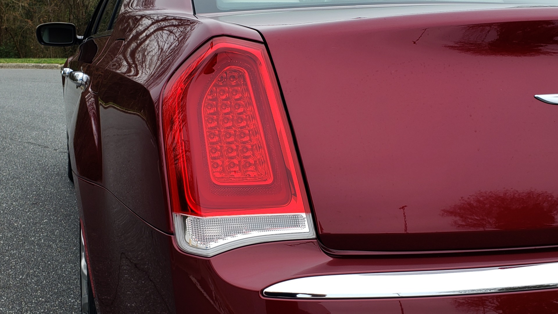 Used 2019 Chrysler 300 LIMITED / 3.6L V6 / 8-SPD AUTO / LEATHER / REARVIEW for sale Sold at Formula Imports in Charlotte NC 28227 33