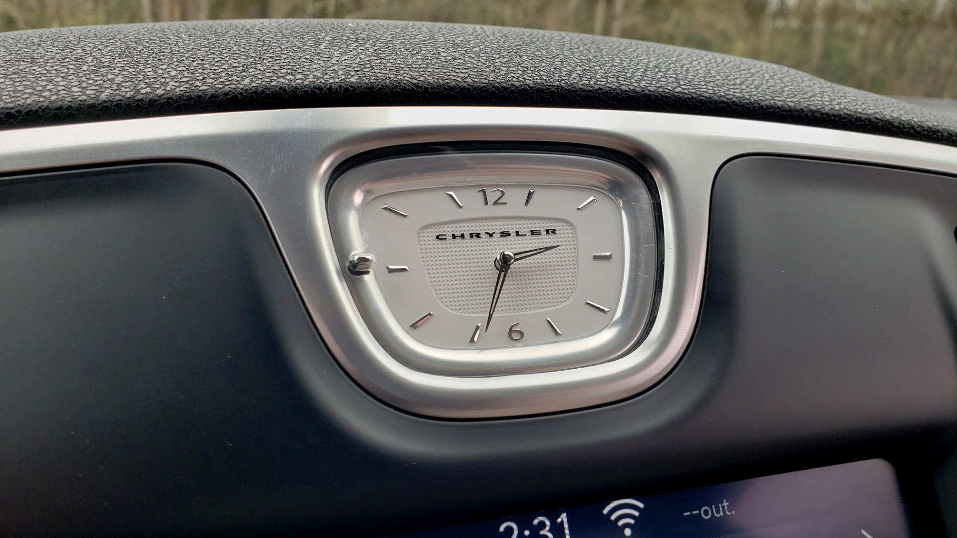 Used 2019 Chrysler 300 LIMITED / 3.6L V6 / 8-SPD AUTO / LEATHER / REARVIEW for sale Sold at Formula Imports in Charlotte NC 28227 46