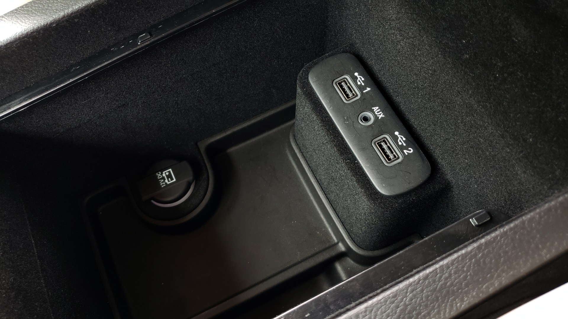 Used 2019 Chrysler 300 LIMITED / 3.6L V6 / 8-SPD AUTO / LEATHER / REARVIEW for sale Sold at Formula Imports in Charlotte NC 28227 59
