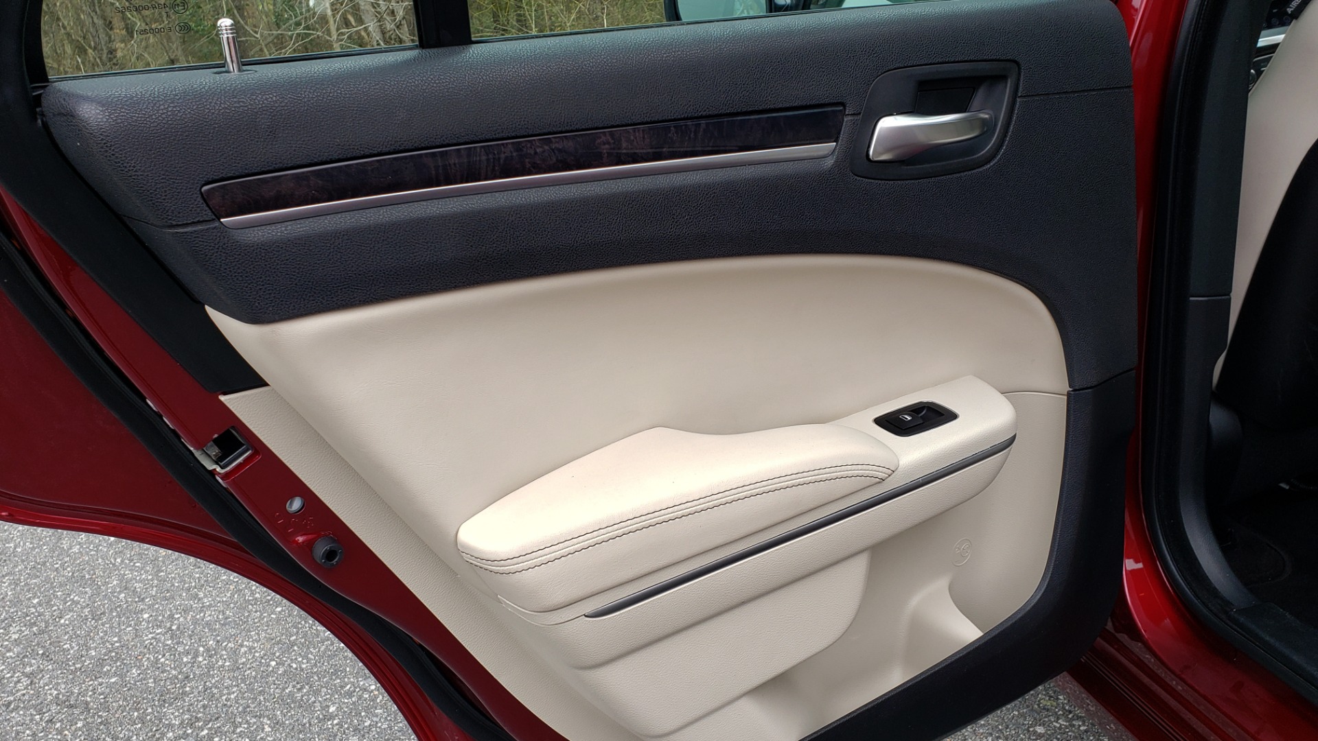 Used 2019 Chrysler 300 LIMITED / 3.6L V6 / 8-SPD AUTO / LEATHER / REARVIEW for sale Sold at Formula Imports in Charlotte NC 28227 60