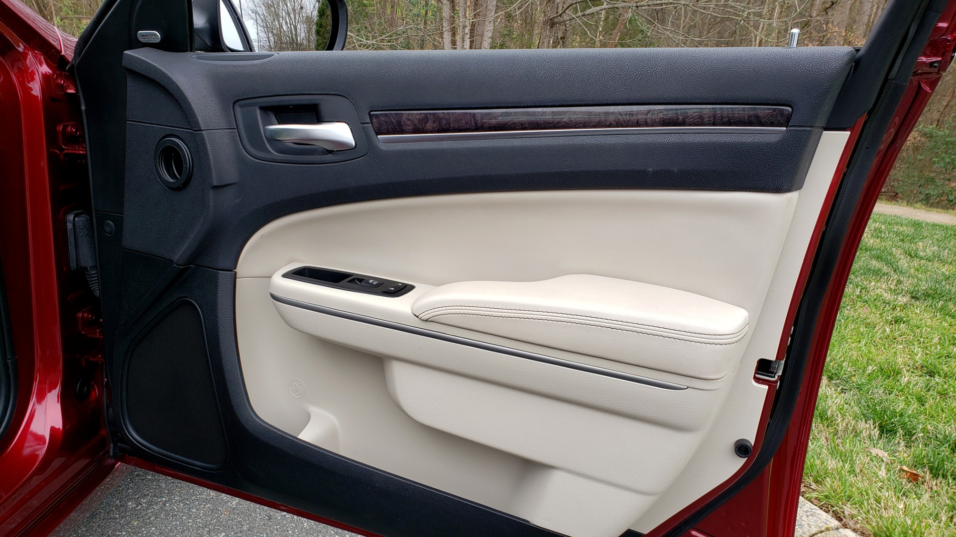 Used 2019 Chrysler 300 LIMITED / 3.6L V6 / 8-SPD AUTO / LEATHER / REARVIEW for sale Sold at Formula Imports in Charlotte NC 28227 66