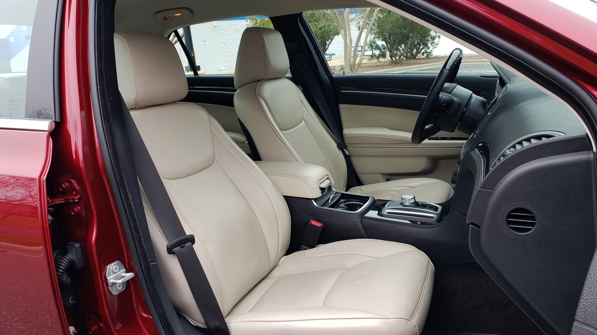 Used 2019 Chrysler 300 LIMITED / 3.6L V6 / 8-SPD AUTO / LEATHER / REARVIEW for sale Sold at Formula Imports in Charlotte NC 28227 70