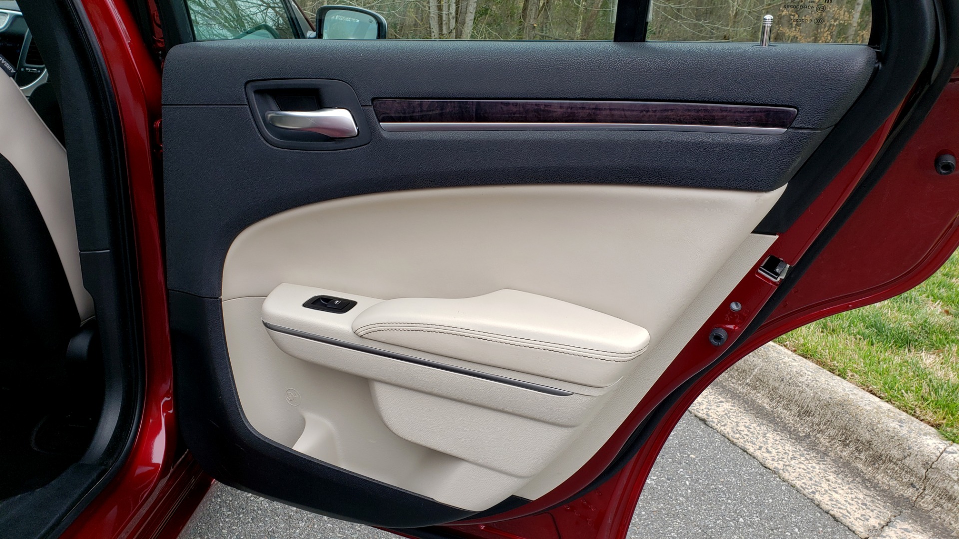 Used 2019 Chrysler 300 LIMITED / 3.6L V6 / 8-SPD AUTO / LEATHER / REARVIEW for sale Sold at Formula Imports in Charlotte NC 28227 75