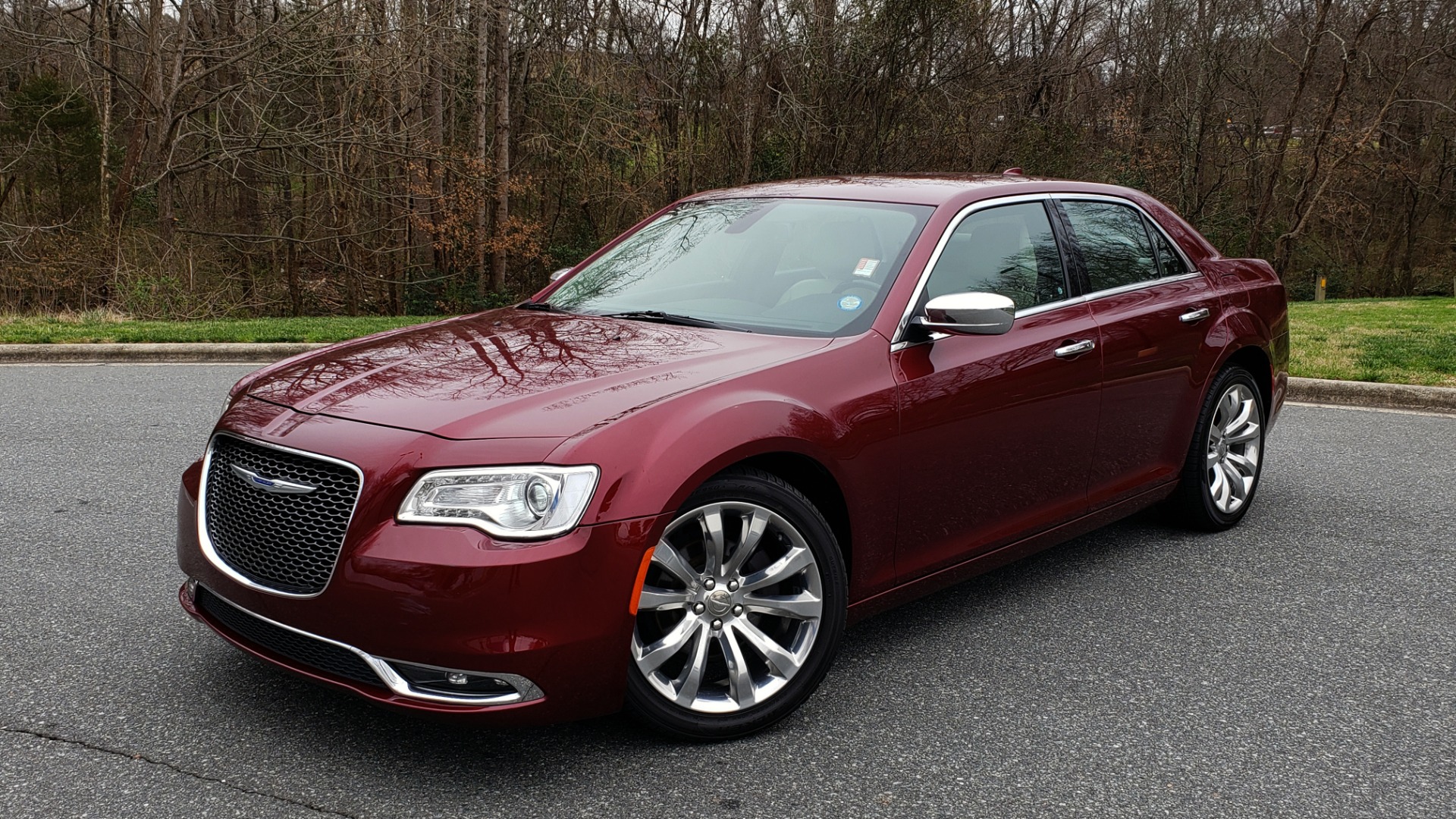 Used 2019 Chrysler 300 LIMITED / 3.6L V6 / 8-SPD AUTO / LEATHER / REARVIEW for sale Sold at Formula Imports in Charlotte NC 28227 1
