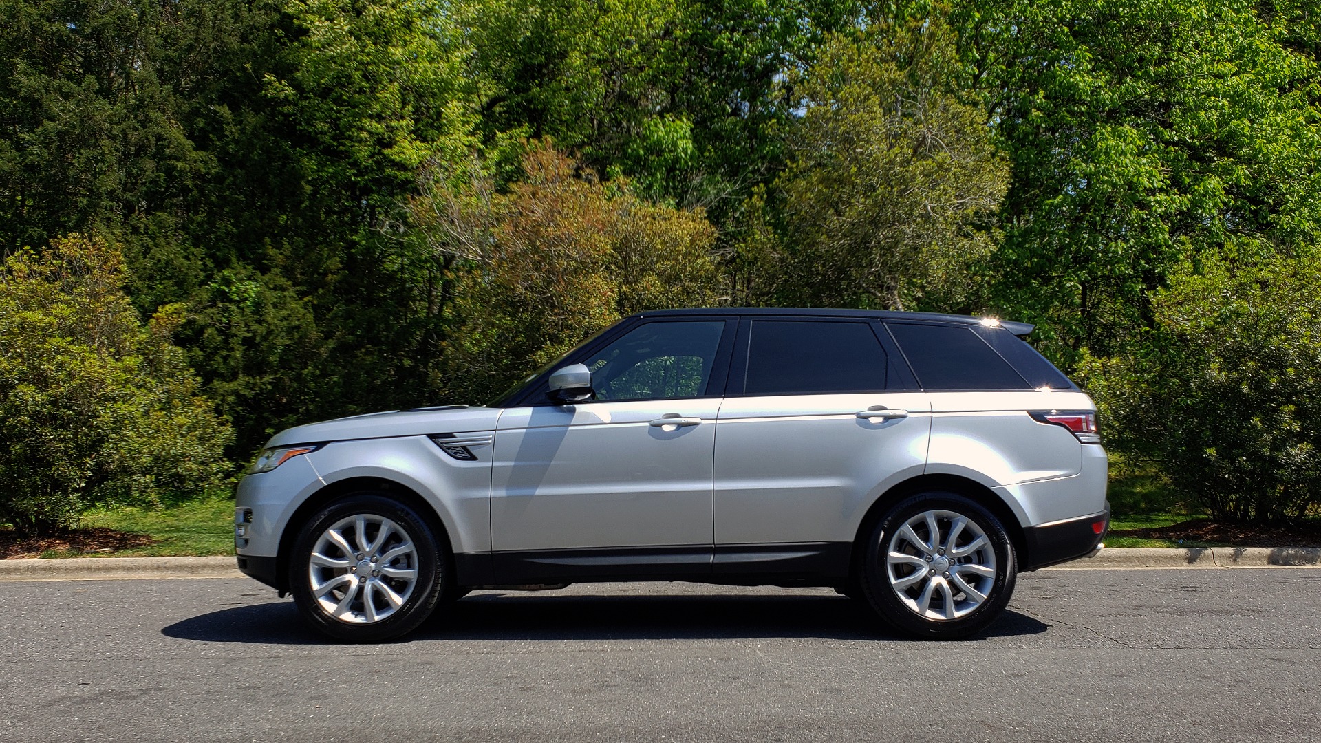 Used 2017 Land Rover RANGE ROVER SPORT HSE / SC V6 / 4X4 / NAV / PANO-ROOF / REARVIEW for sale Sold at Formula Imports in Charlotte NC 28227 2