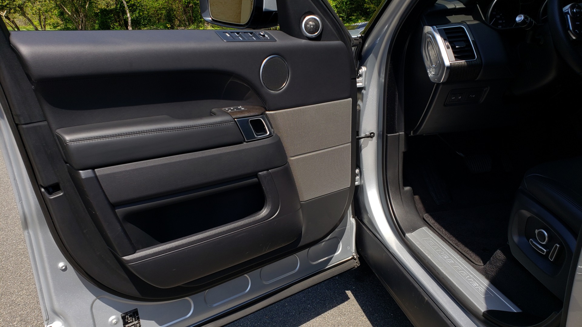 Used 2017 Land Rover RANGE ROVER SPORT HSE / SC V6 / 4X4 / NAV / PANO-ROOF / REARVIEW for sale Sold at Formula Imports in Charlotte NC 28227 32