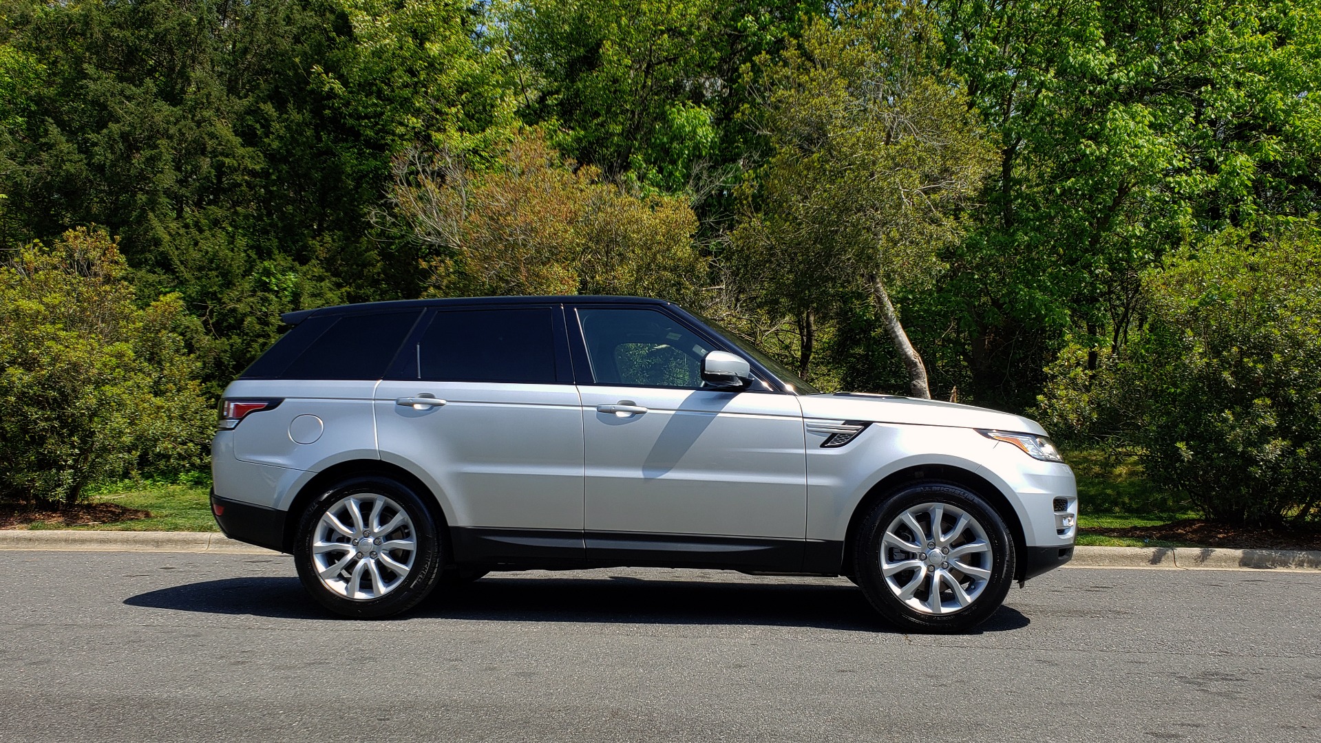 Used 2017 Land Rover RANGE ROVER SPORT HSE / SC V6 / 4X4 / NAV / PANO-ROOF / REARVIEW for sale Sold at Formula Imports in Charlotte NC 28227 5