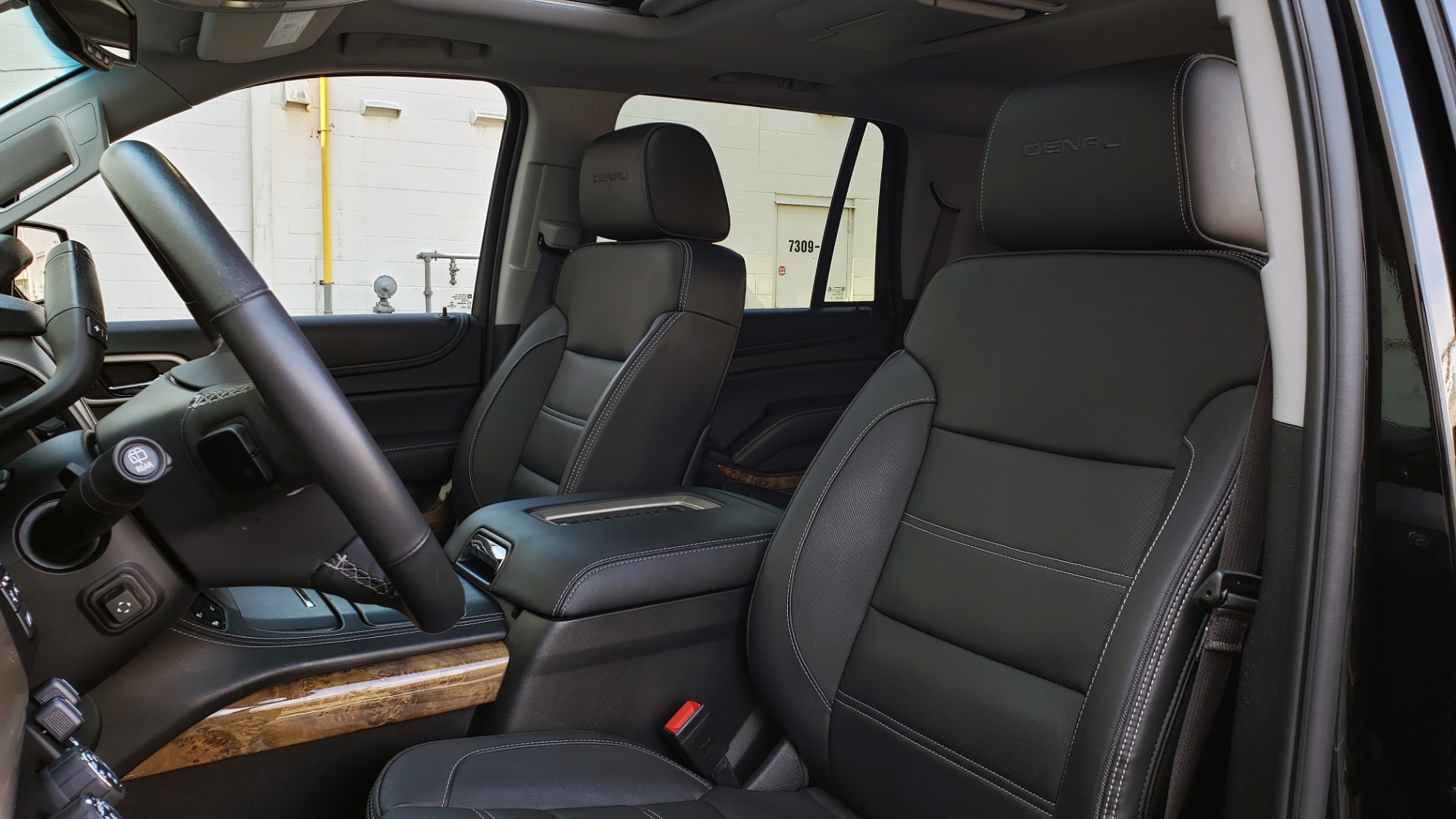 Used 2016 GMC YUKON DENALI 4WD / OPEN ROAD / NAV / ENTERTAINMENT / 3-ROW for sale Sold at Formula Imports in Charlotte NC 28227 34