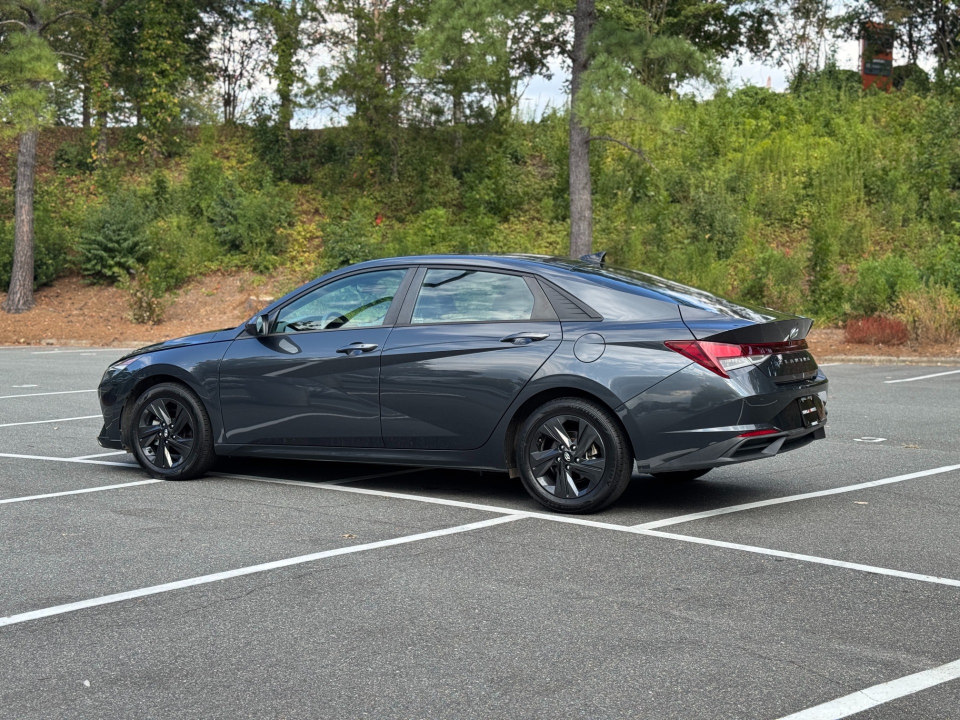 2022 Hyundai Elantra SEL Convenience photo 2