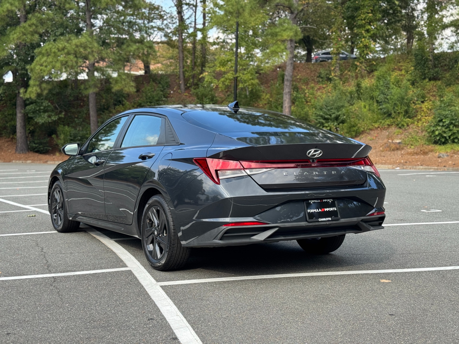 2022 Hyundai Elantra SEL Convenience photo 3