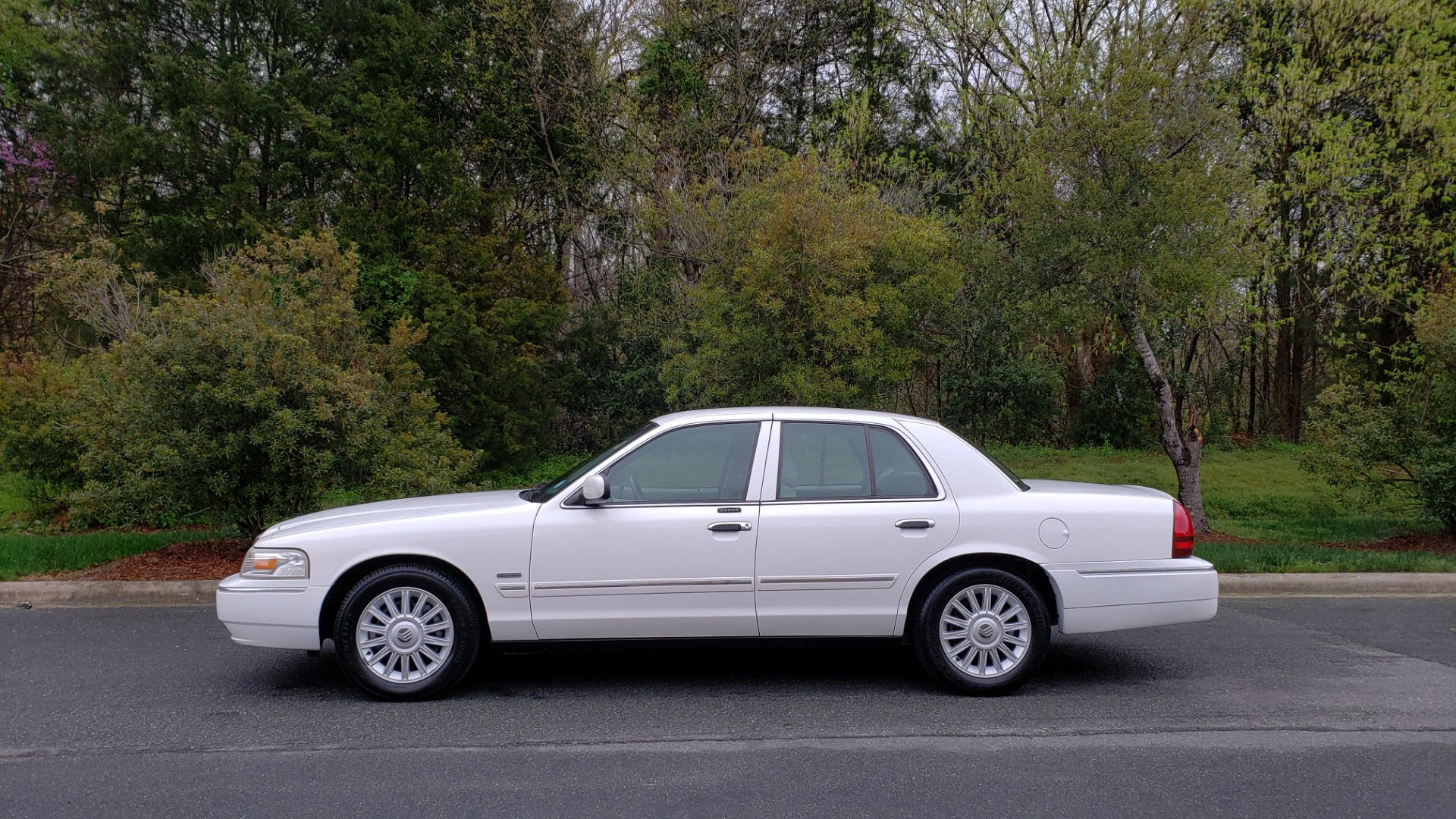 Used 2011 Mercury GRAND MARQUIS LS / 4.6L V8 / 4-SPD AUTO / KEYLESS ENTRY / LOW MILES for sale Sold at Formula Imports in Charlotte NC 28227 2