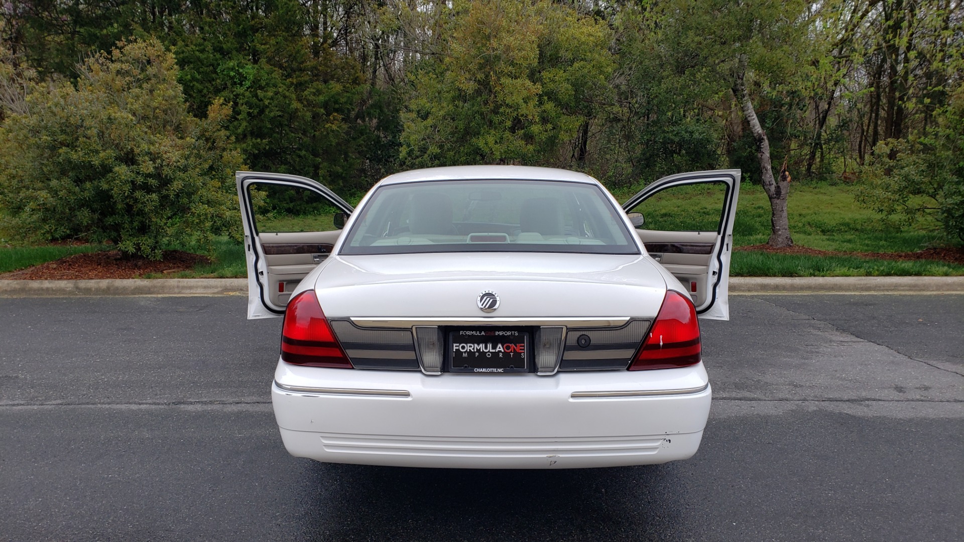 Used 2011 Mercury GRAND MARQUIS LS / 4.6L V8 / 4-SPD AUTO / KEYLESS ENTRY / LOW MILES for sale Sold at Formula Imports in Charlotte NC 28227 24