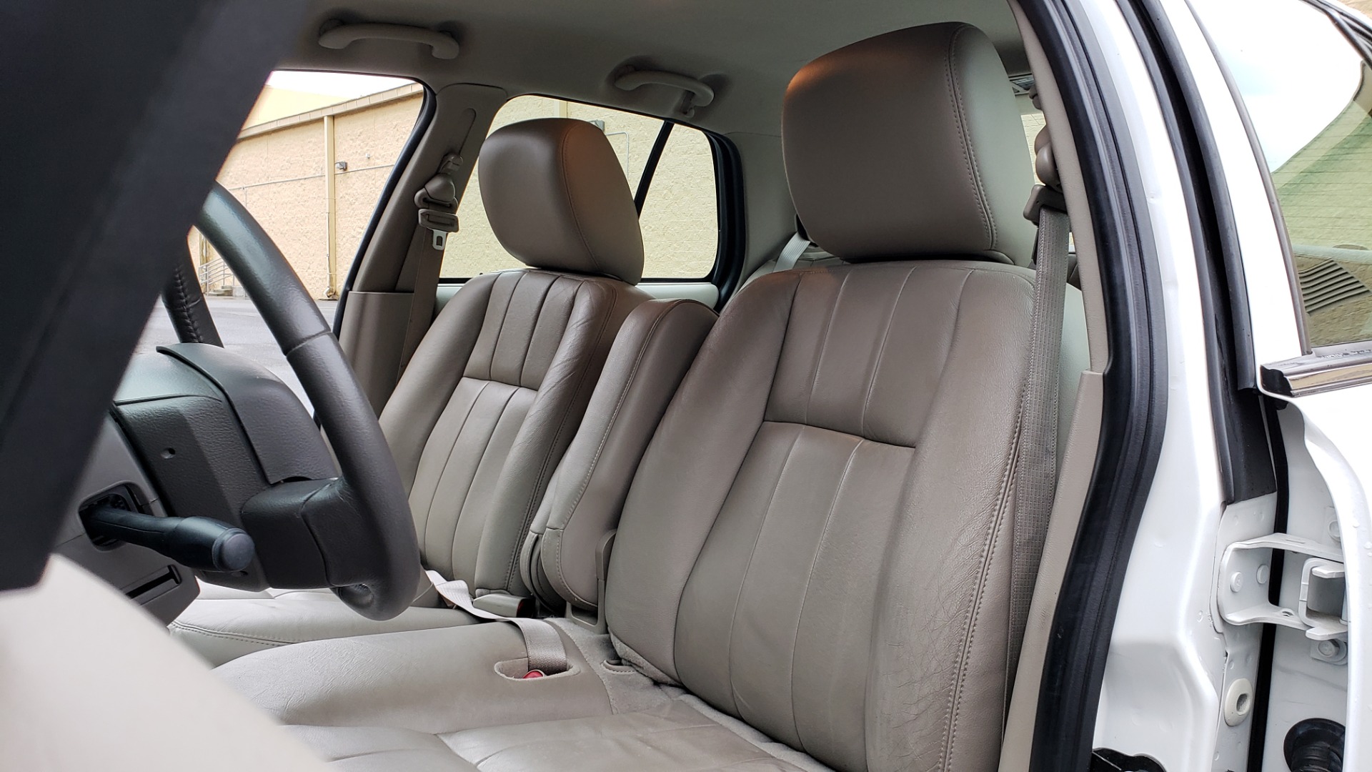 Used 2011 Mercury GRAND MARQUIS LS / 4.6L V8 / 4-SPD AUTO / KEYLESS ENTRY / LOW MILES for sale Sold at Formula Imports in Charlotte NC 28227 31